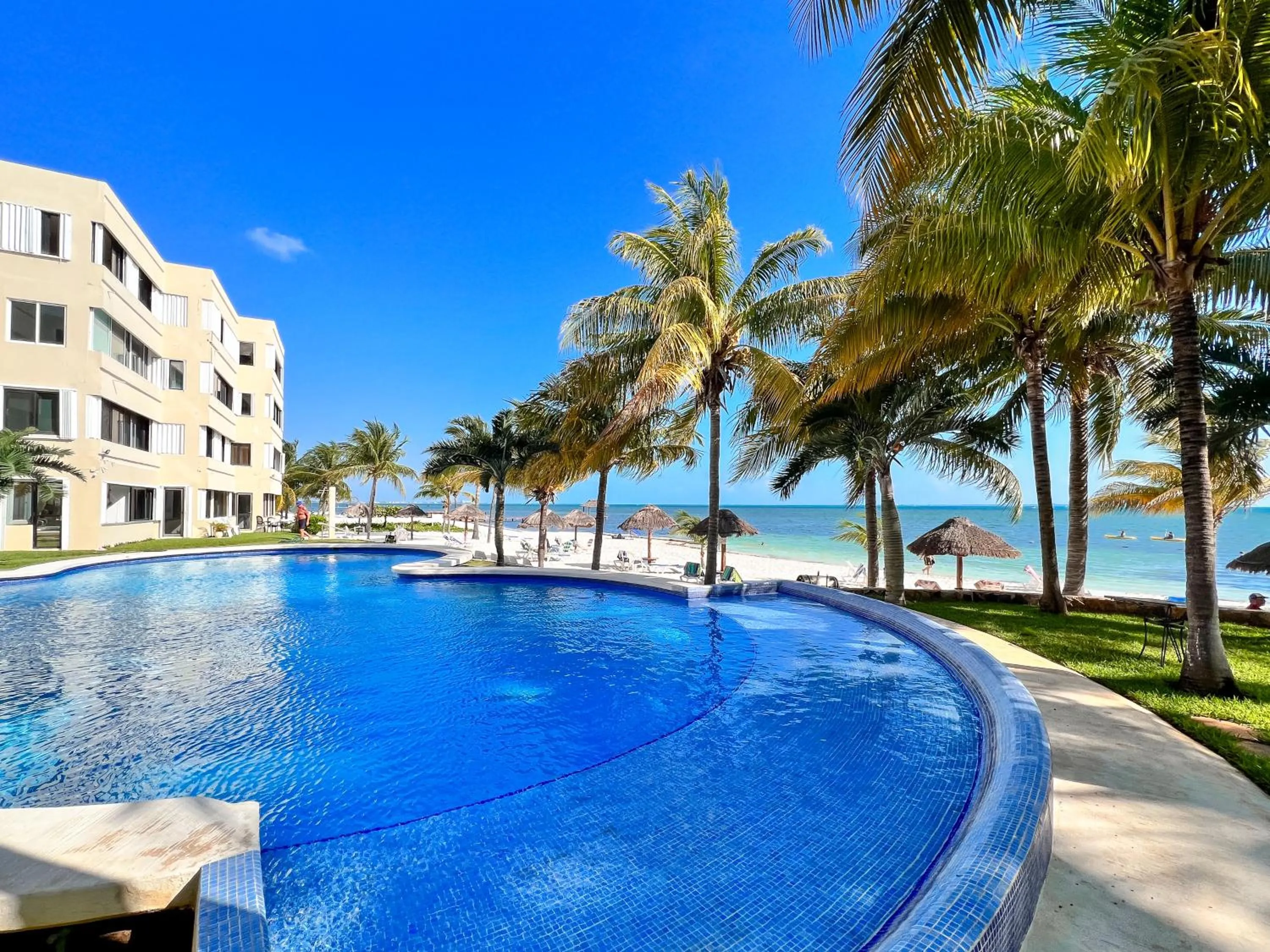 Property building in Bello Mar de Cancun, Beautiful 2Br 2Ba Condo overlooking beach spectacular view!