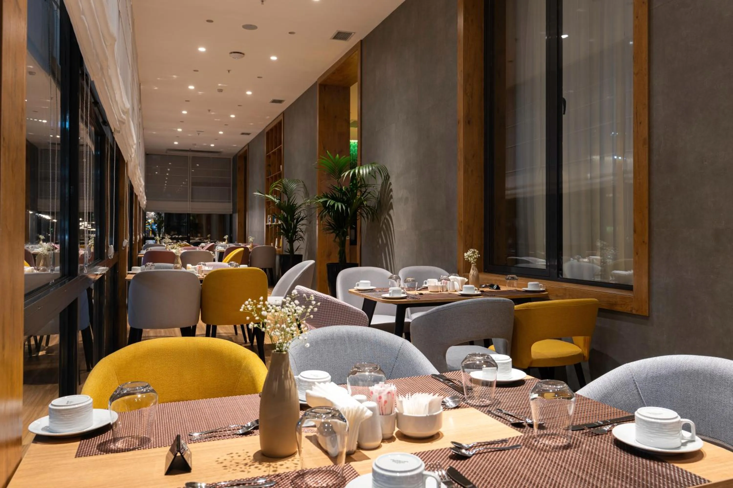 Restaurant/places to eat in THE ELEMENTS HOTEL