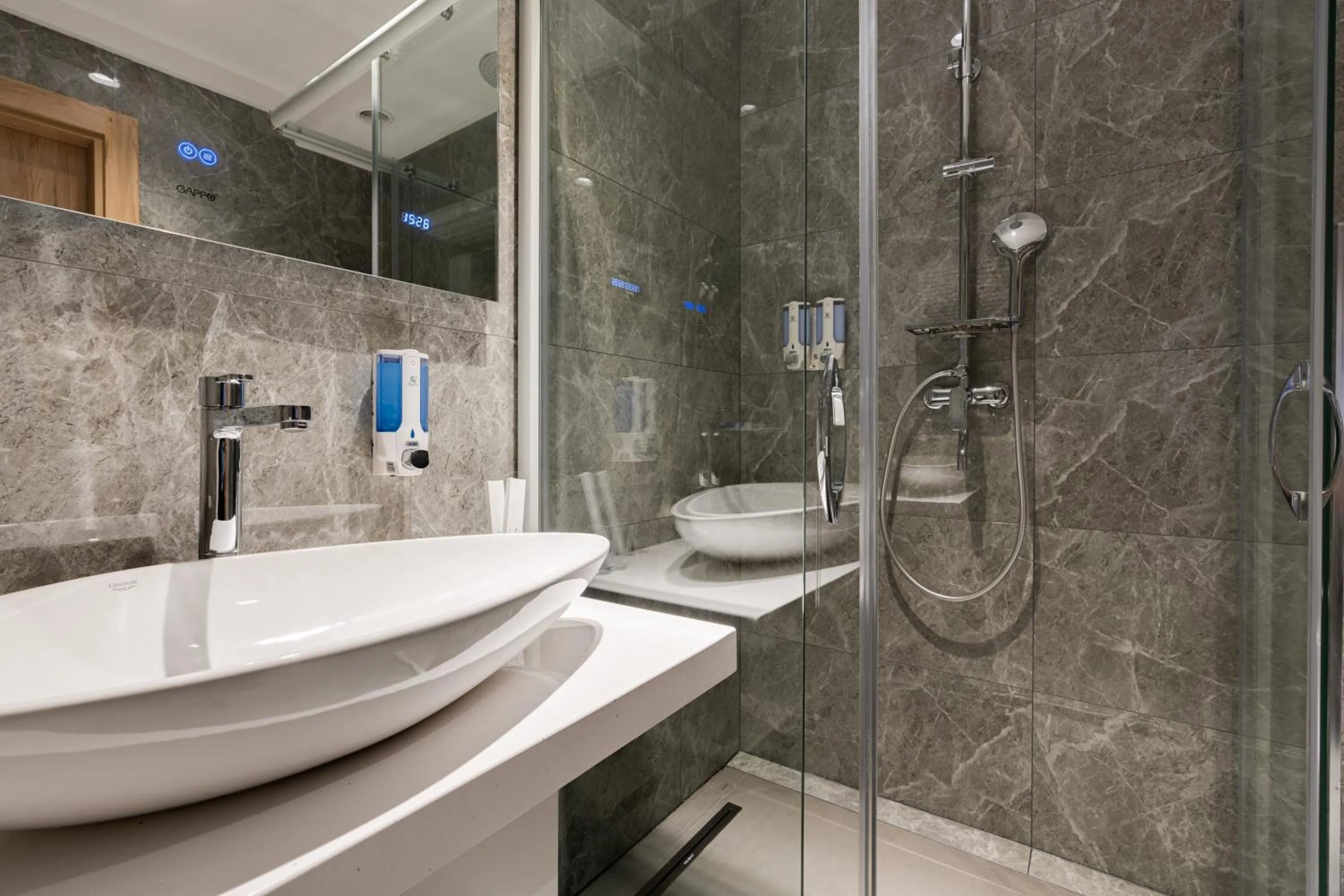 Shower in THE ELEMENTS HOTEL