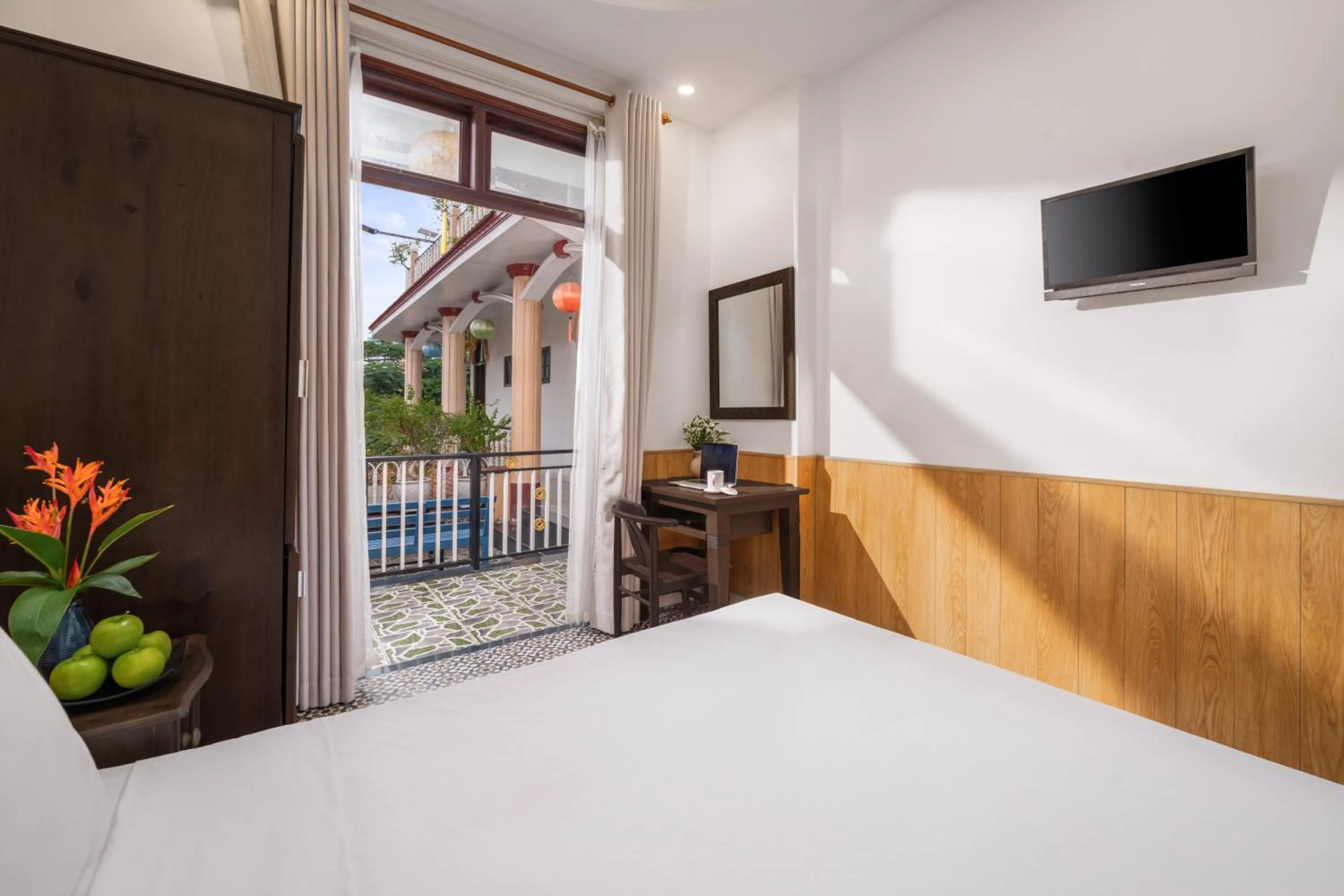 Communal lounge/ TV room, Bed in Flower Villa - STAY 24H