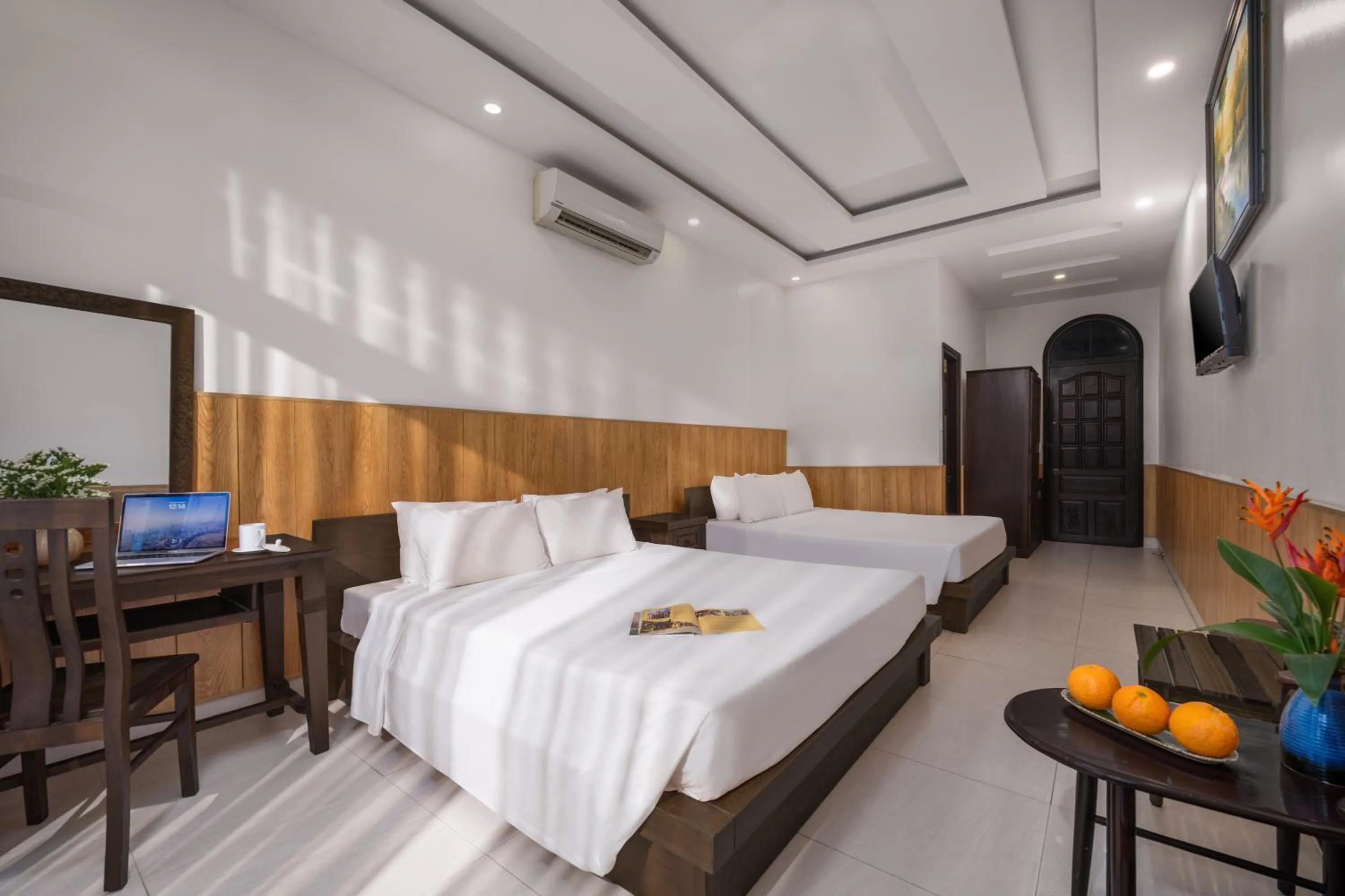 Communal lounge/ TV room, Bed in Flower Villa - STAY 24H