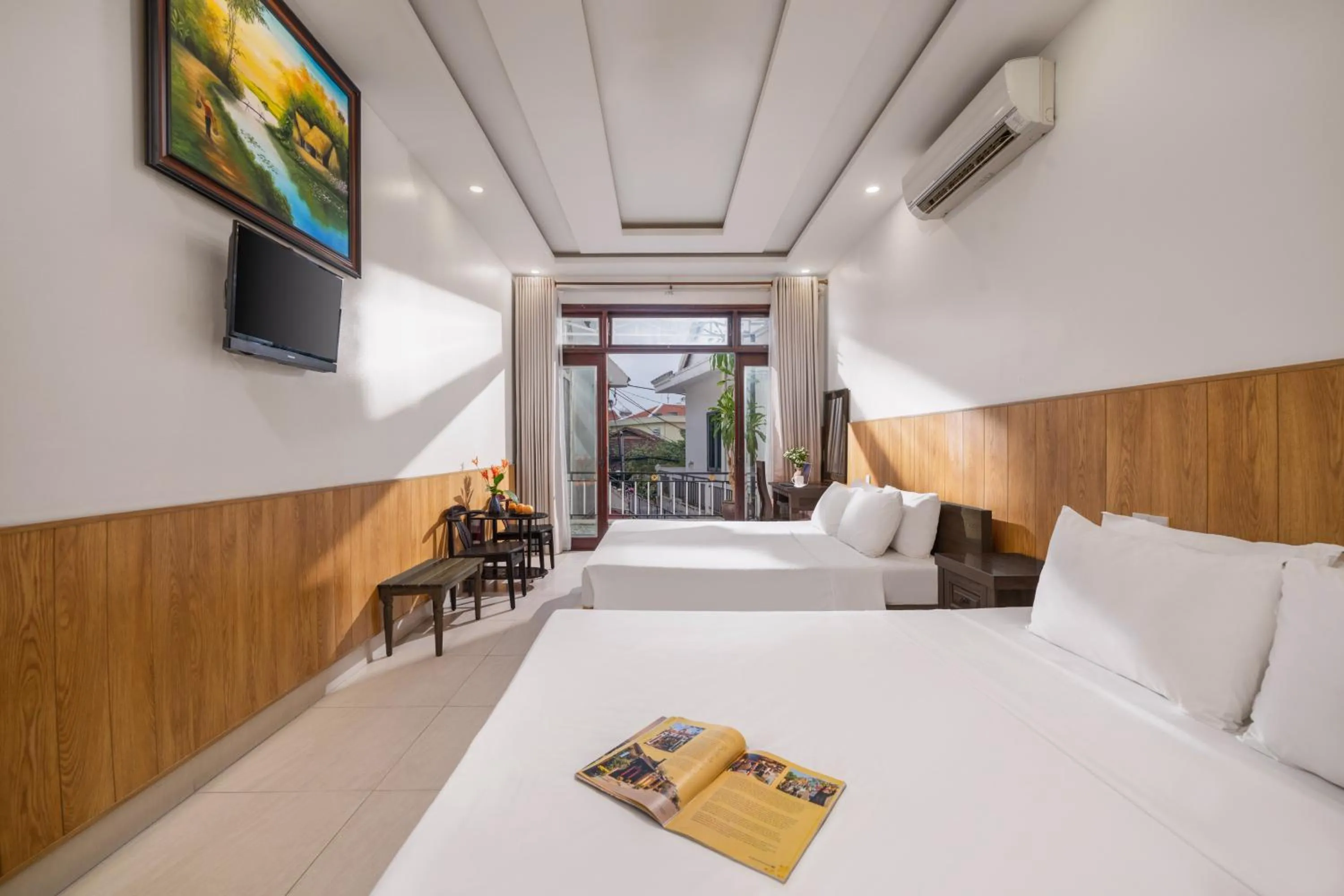 Communal lounge/ TV room, Bed in Flower Villa - STAY 24H