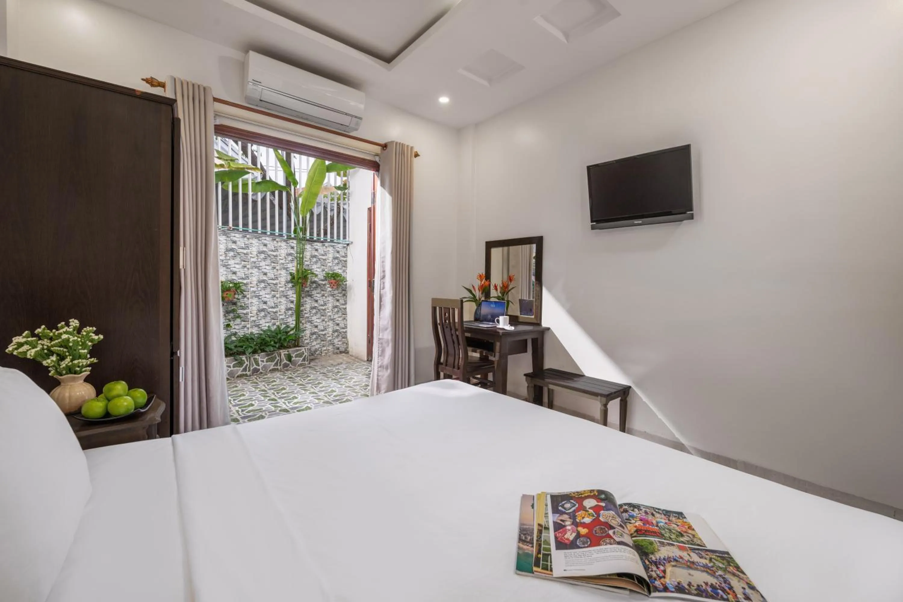 Communal lounge/ TV room, Bed in Flower Villa - STAY 24H