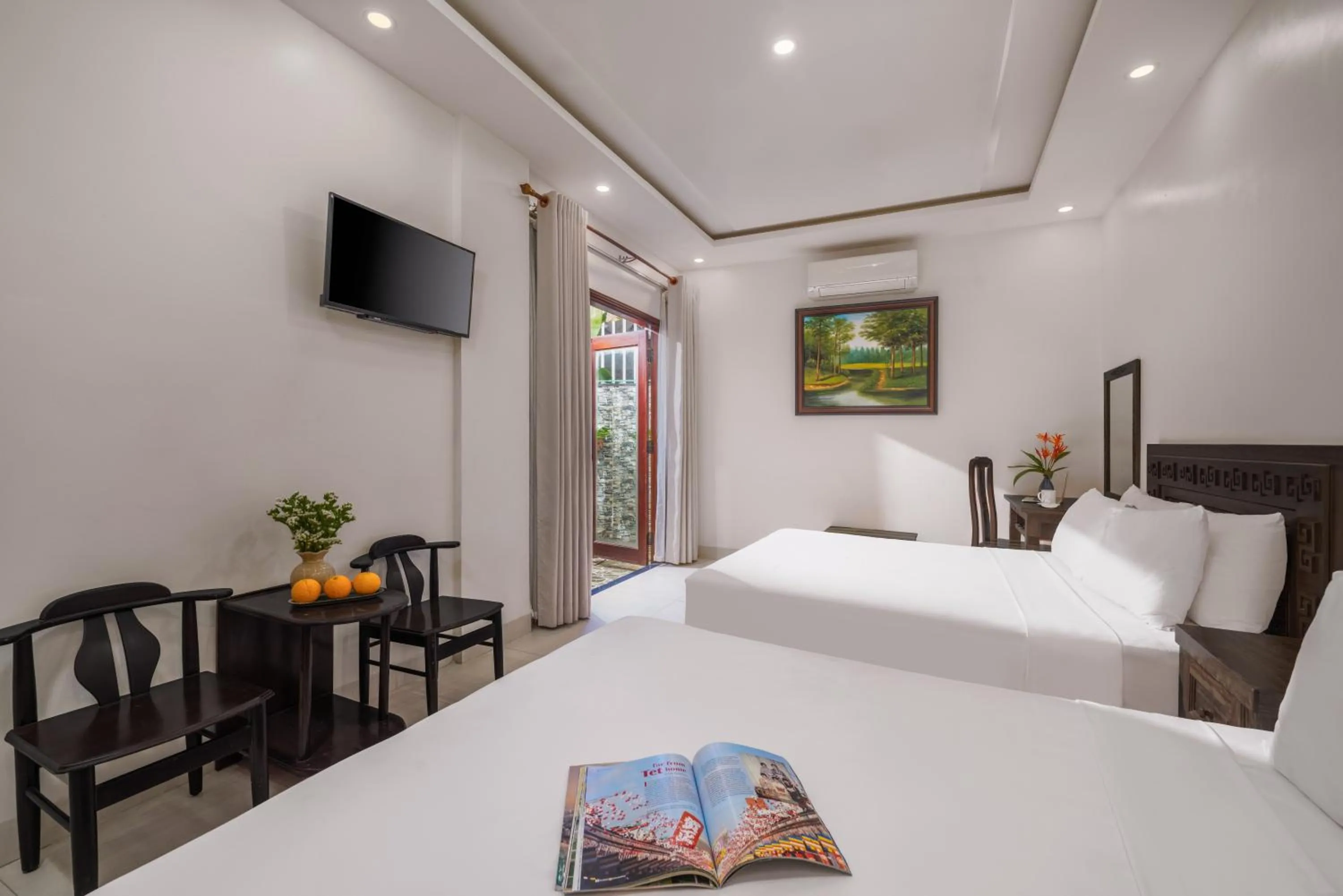 Communal lounge/ TV room, Bed in Flower Villa - STAY 24H