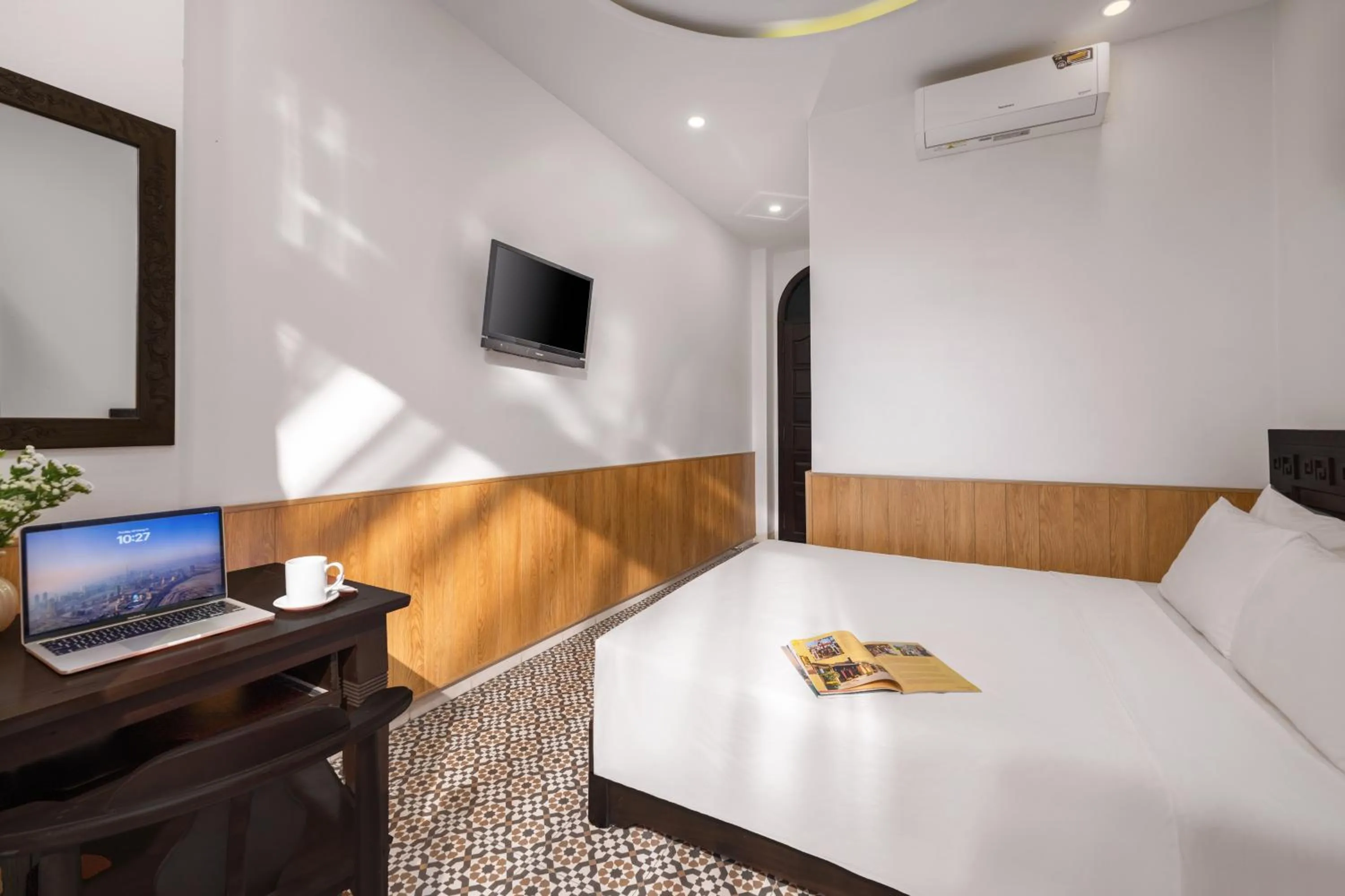 Communal lounge/ TV room, Bed in Flower Villa - STAY 24H