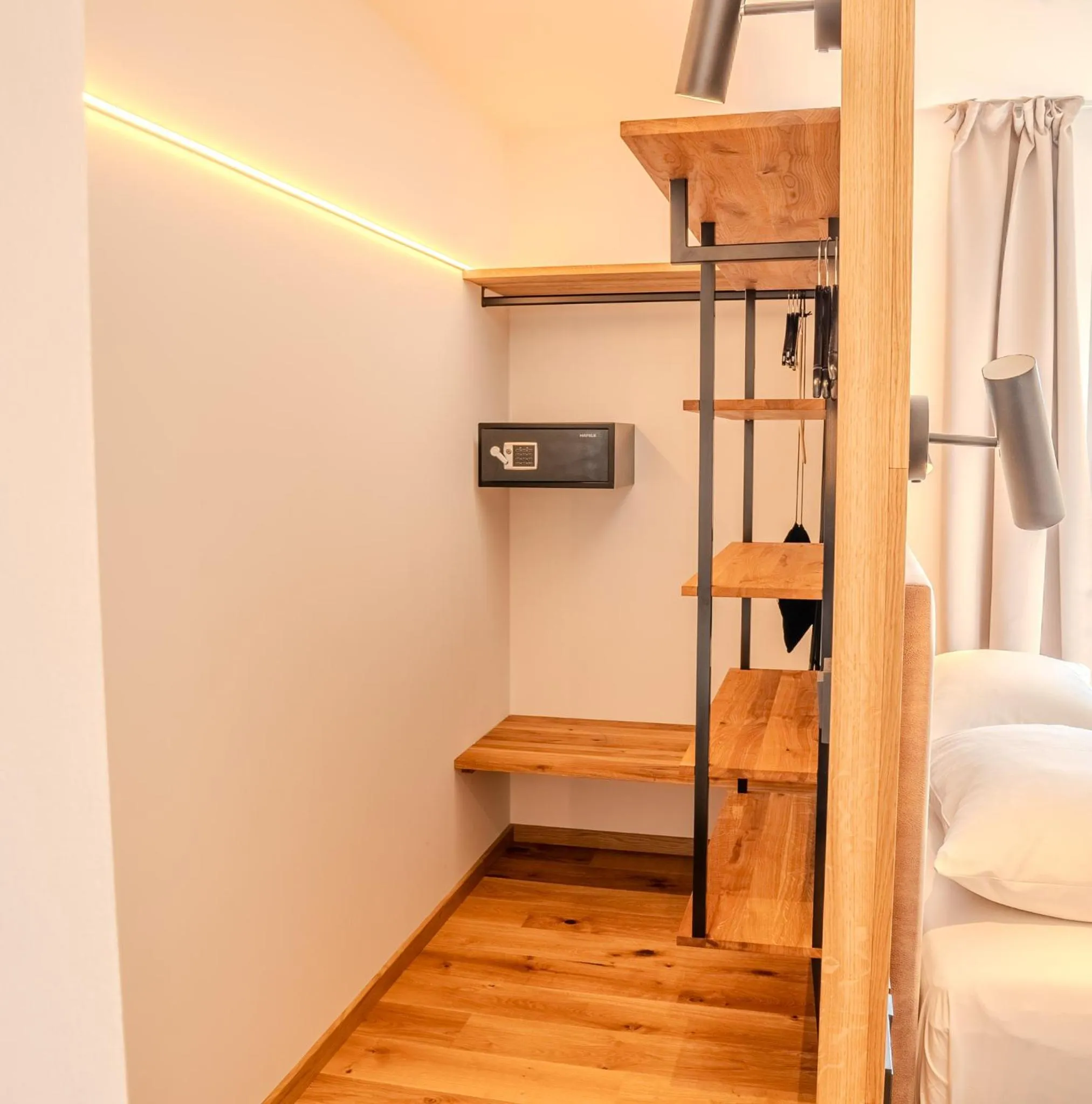 wardrobe, Bed in Aparthotel Parsberg GreenDesign