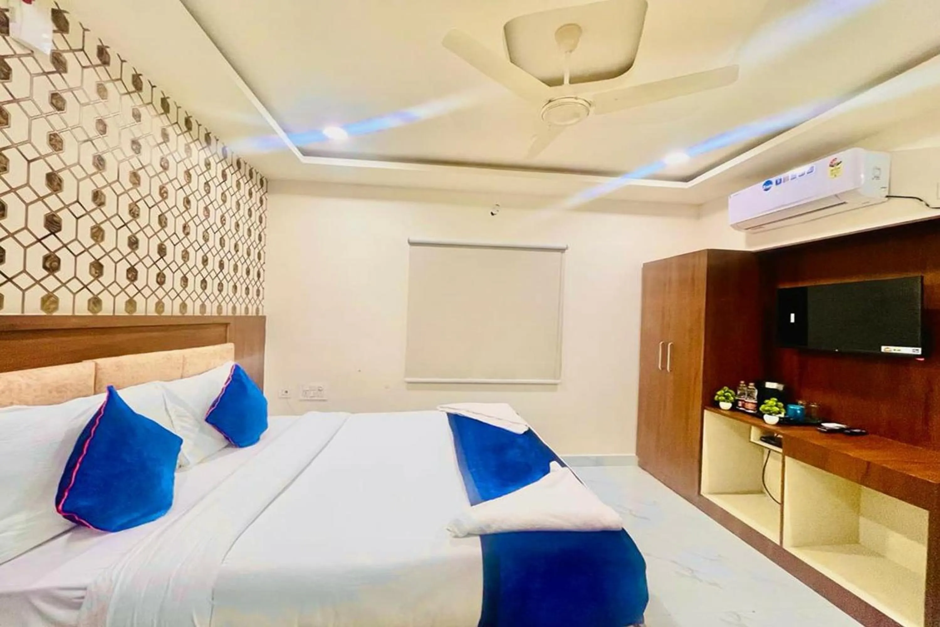 Photo of the whole room, Bed in Hotel Eagle Grand Airport Zone