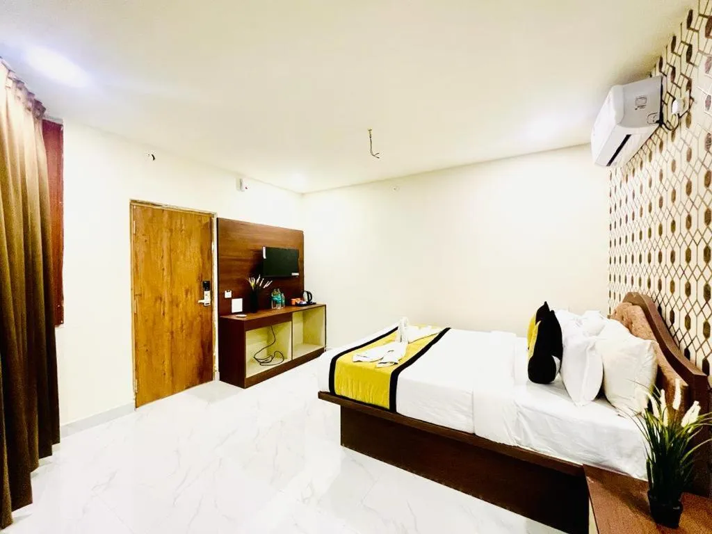 TV and multimedia, Bed in Hotel Eagle Grand Airport Zone