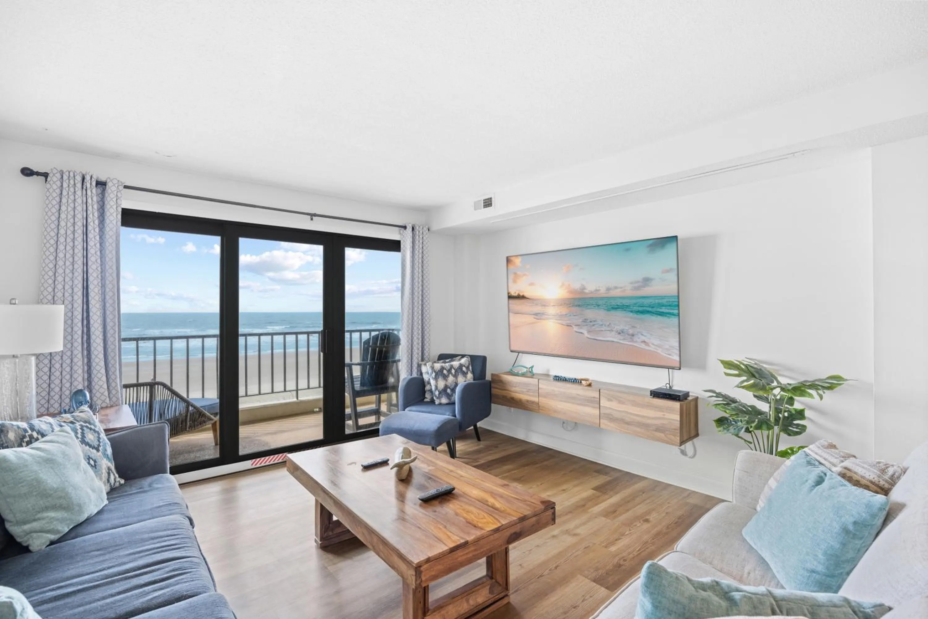 Communal lounge/ TV room in Direct Ocean Front 3BR 3BA Beach Front