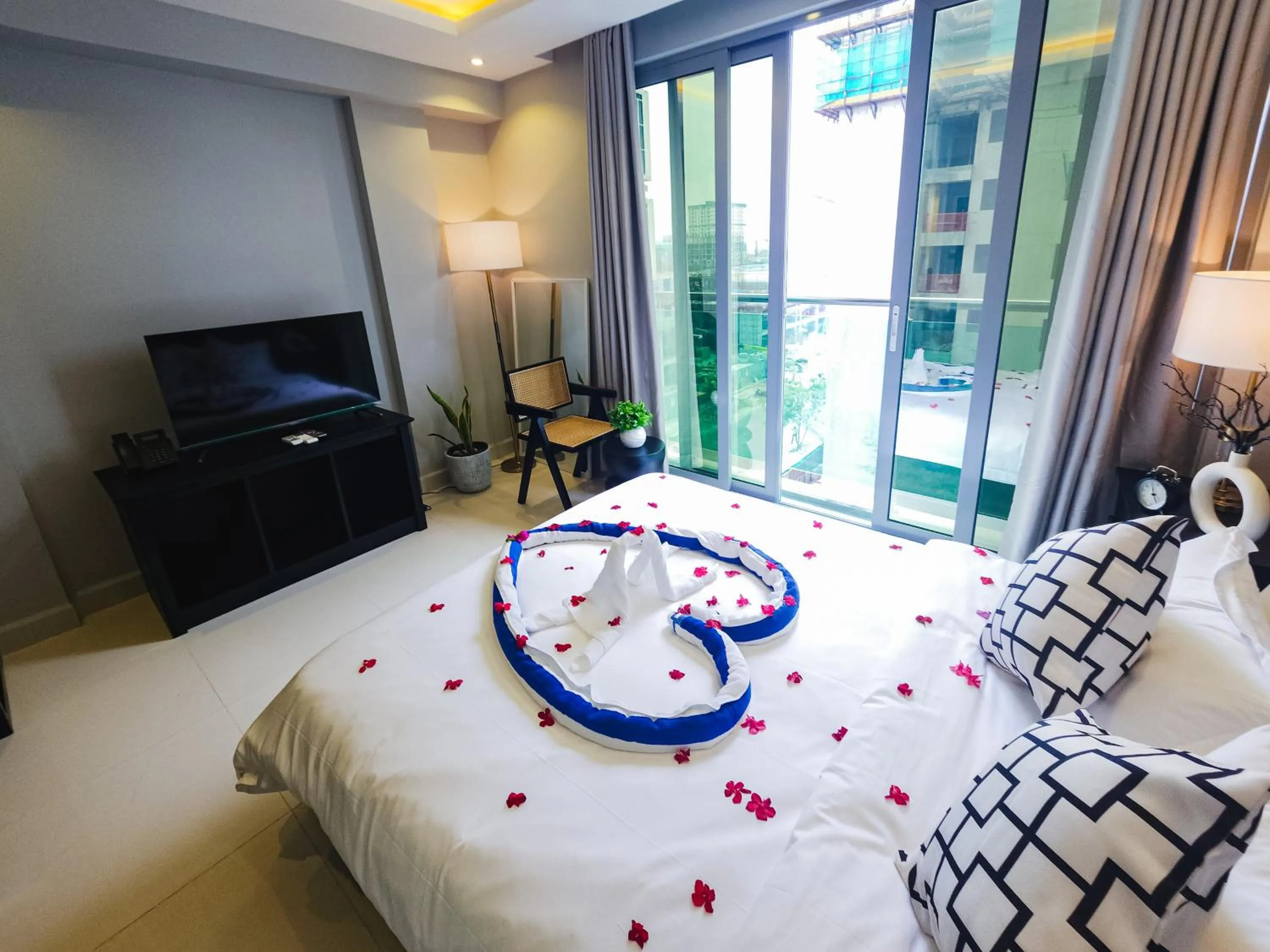 Bedroom, Bed in Sunny Canopy