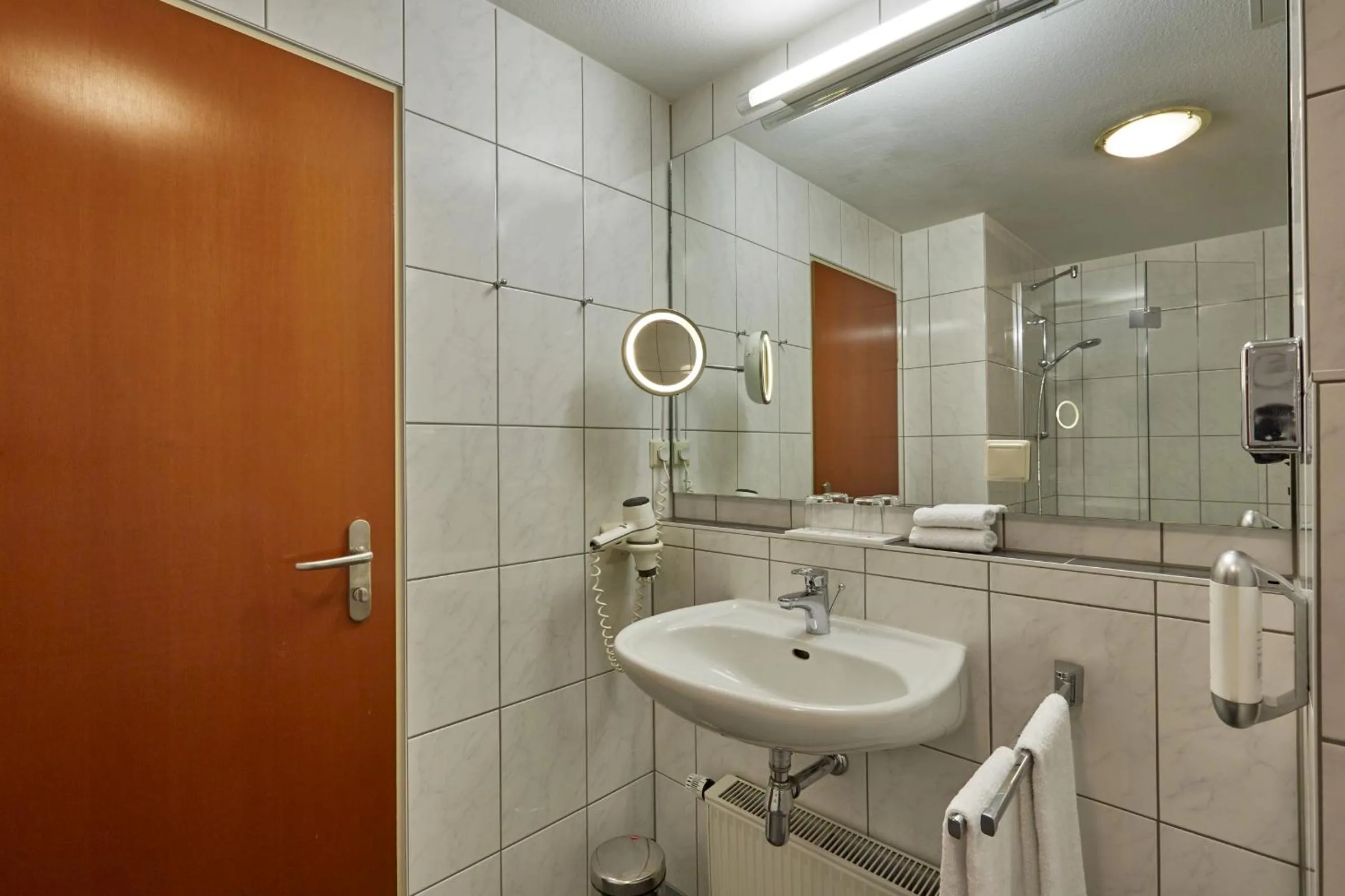 Bathroom in H+ Hotel Darmstadt
