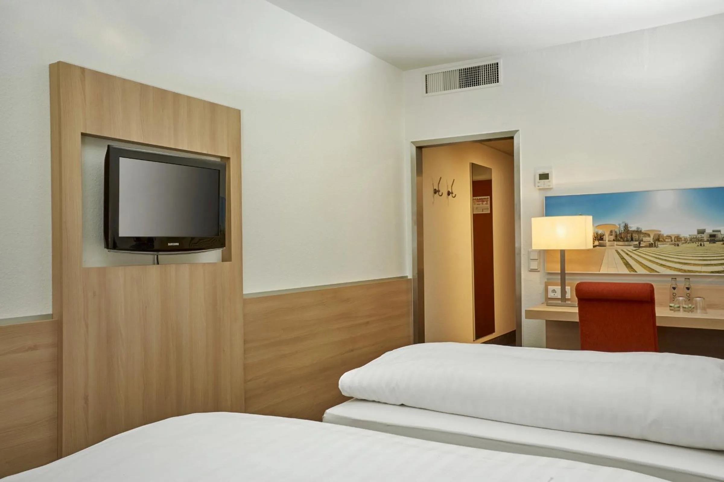 Photo of the whole room, Bed in H+ Hotel Darmstadt