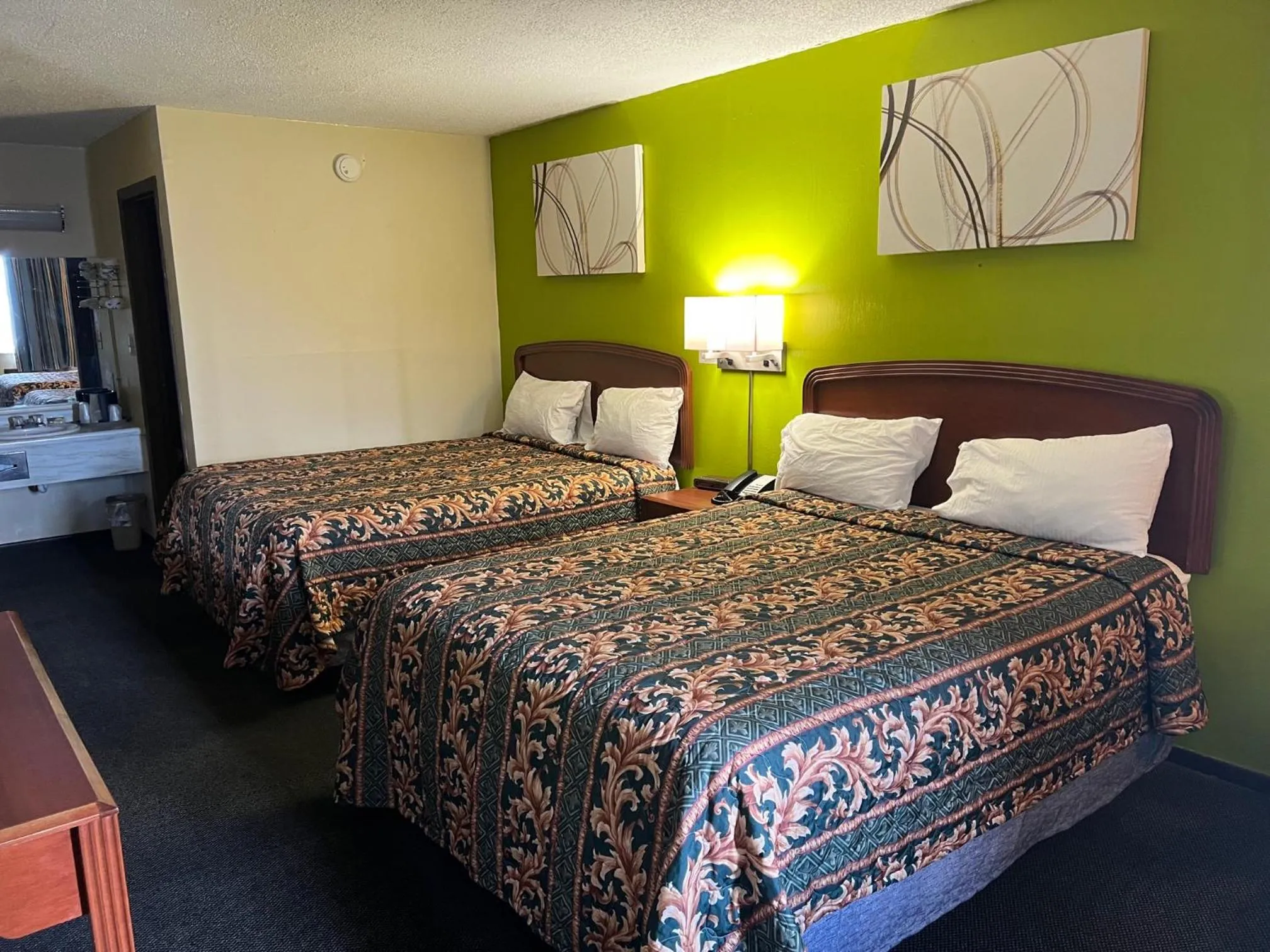 Bed in Lebanon Inn Motel