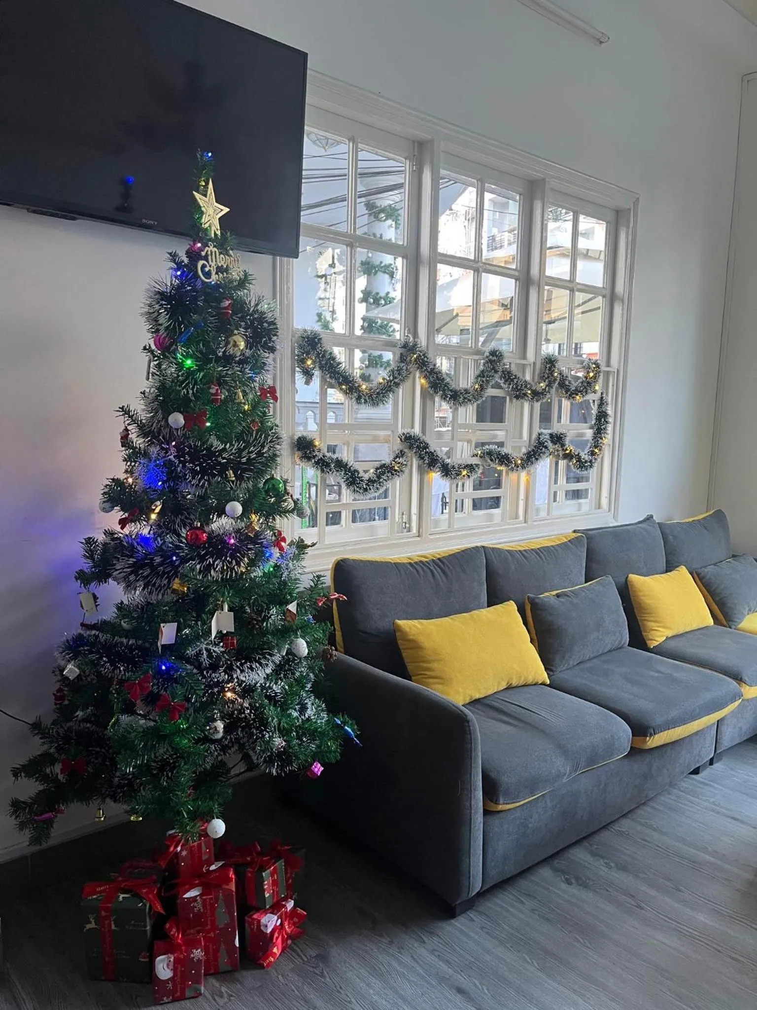 Communal lounge/ TV room in Glory Gia Huy Hotel