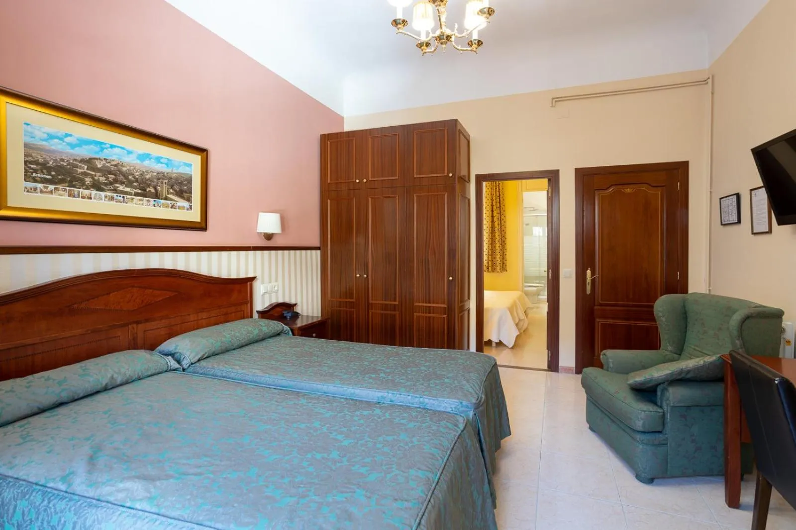 Photo of the whole room, Bed in Hotel de Camprodón