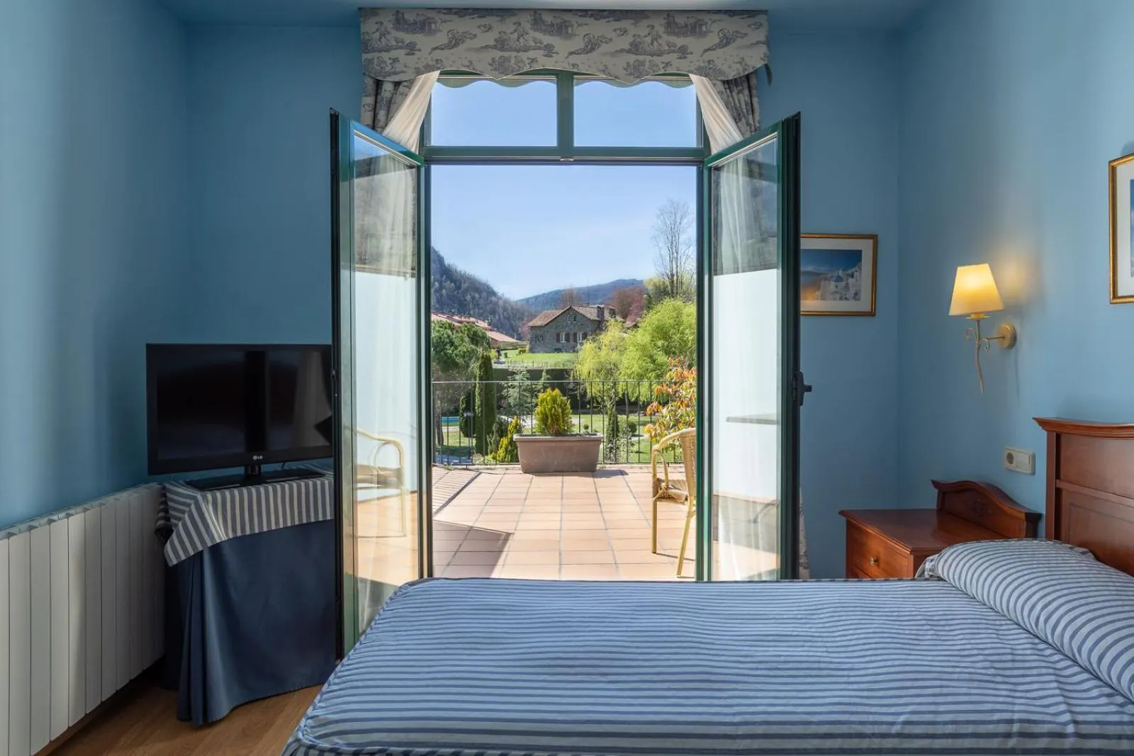 Mountain view, Bed in Hotel de Camprodón