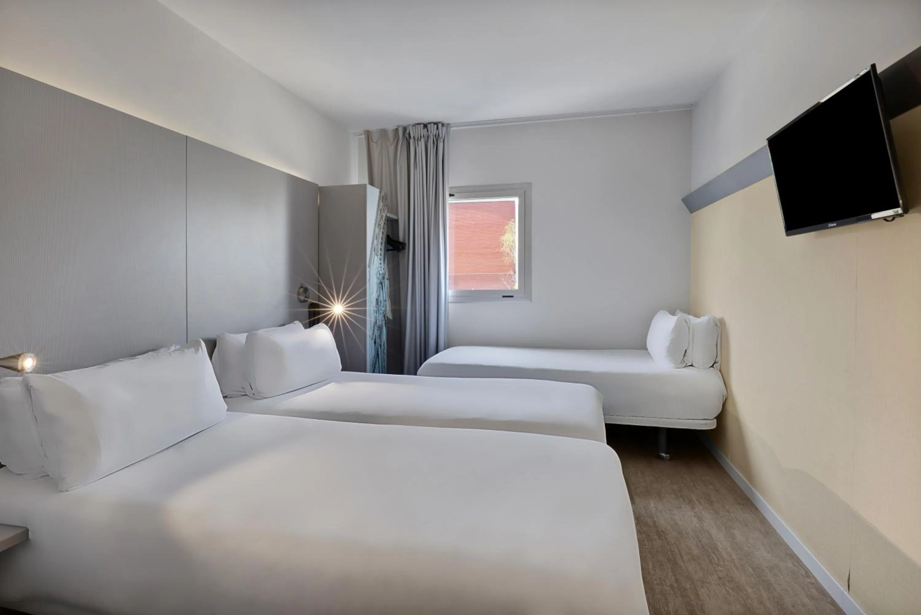 Bed in B&B HOTEL Girona 2