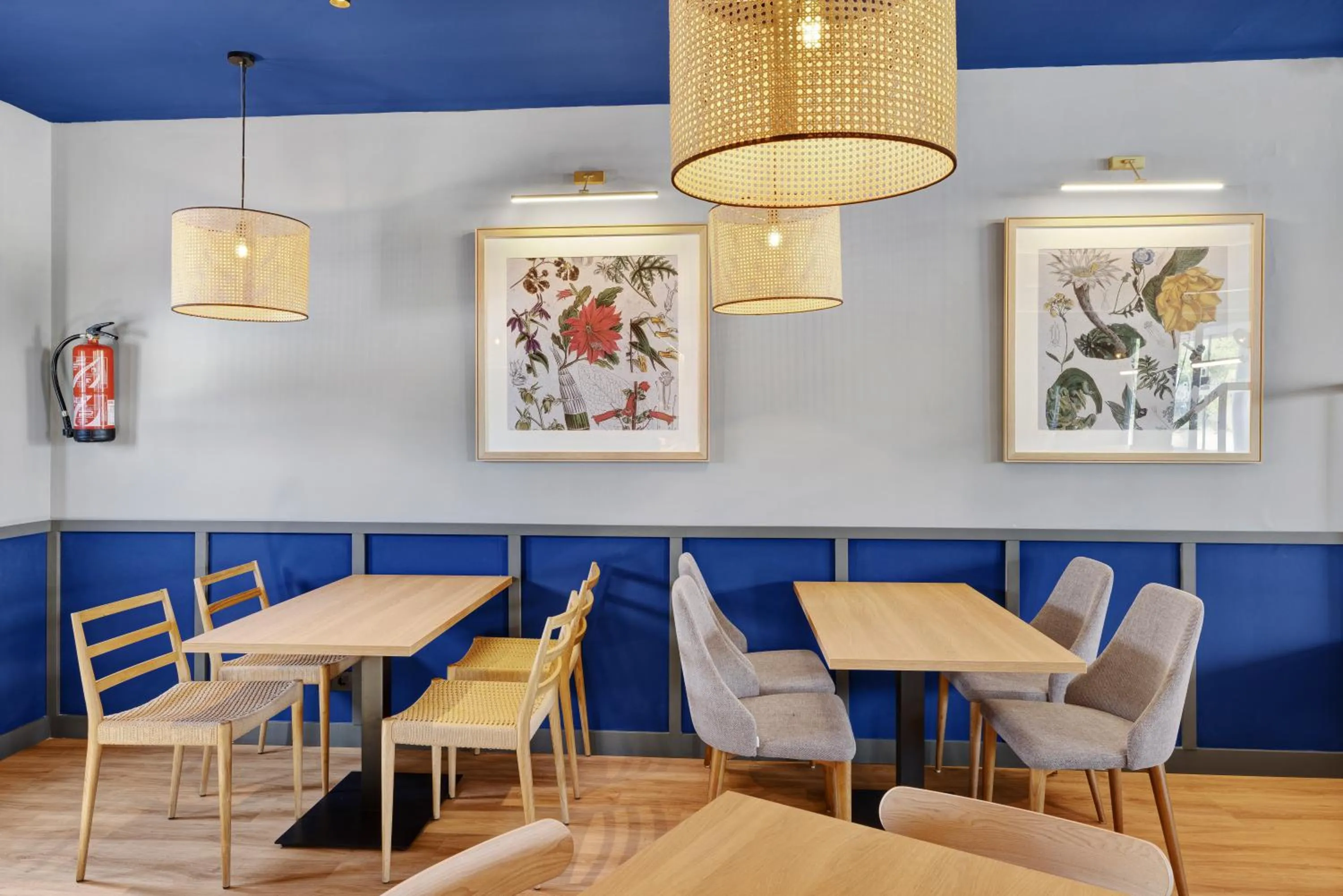 Restaurant/places to eat in B&B HOTEL Girona 2