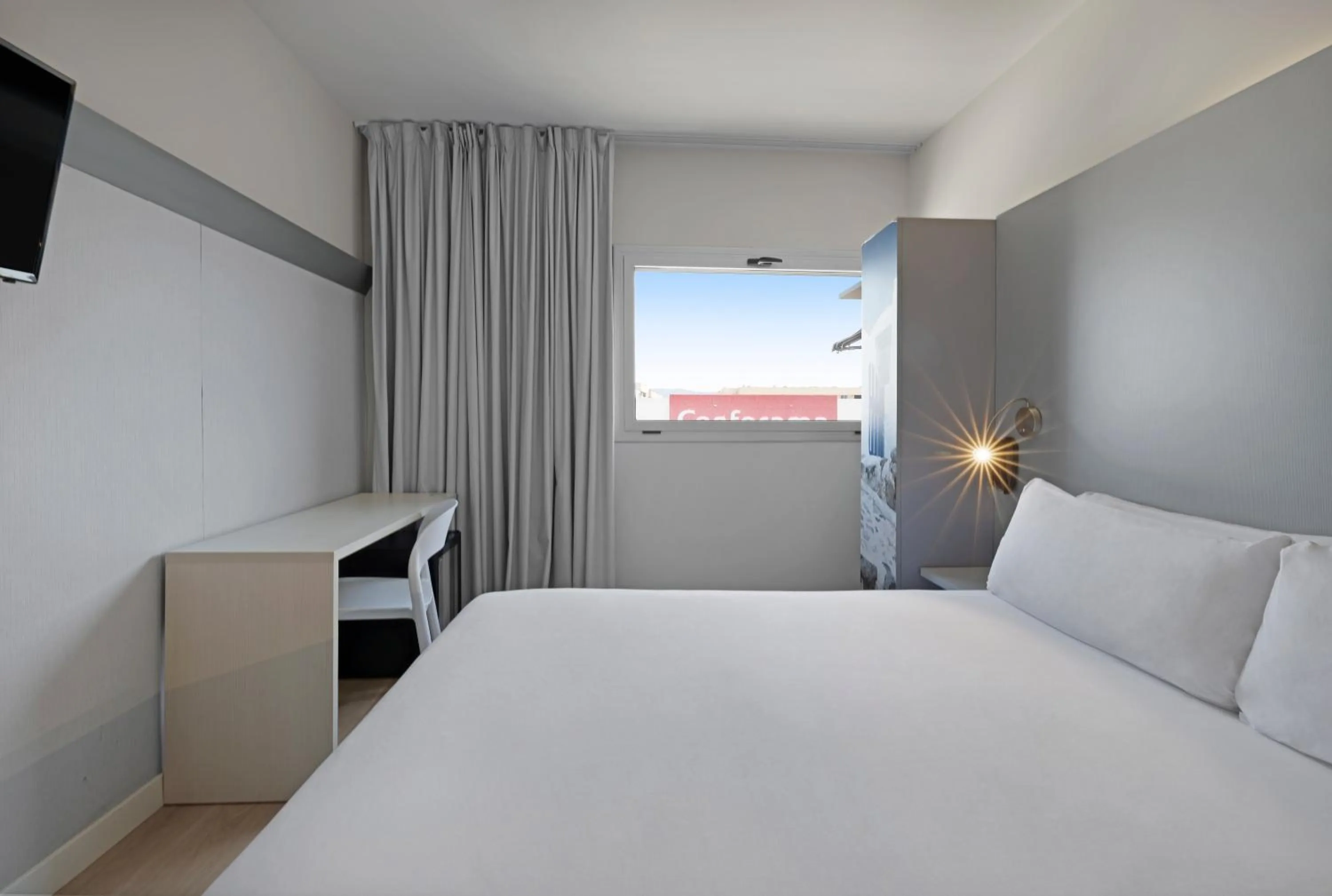 Bed in B&B HOTEL Girona 2