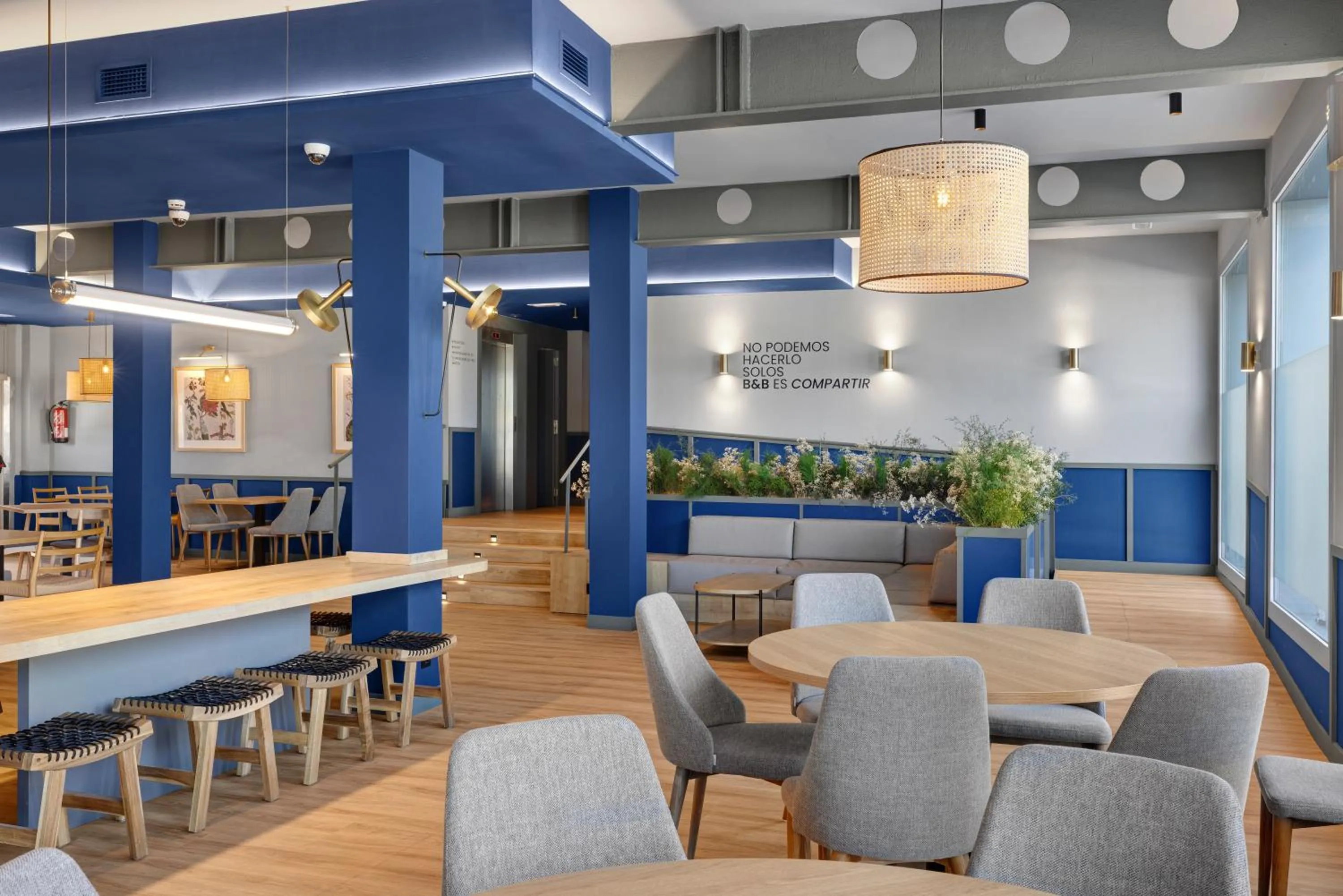 Restaurant/places to eat in B&B HOTEL Girona 2