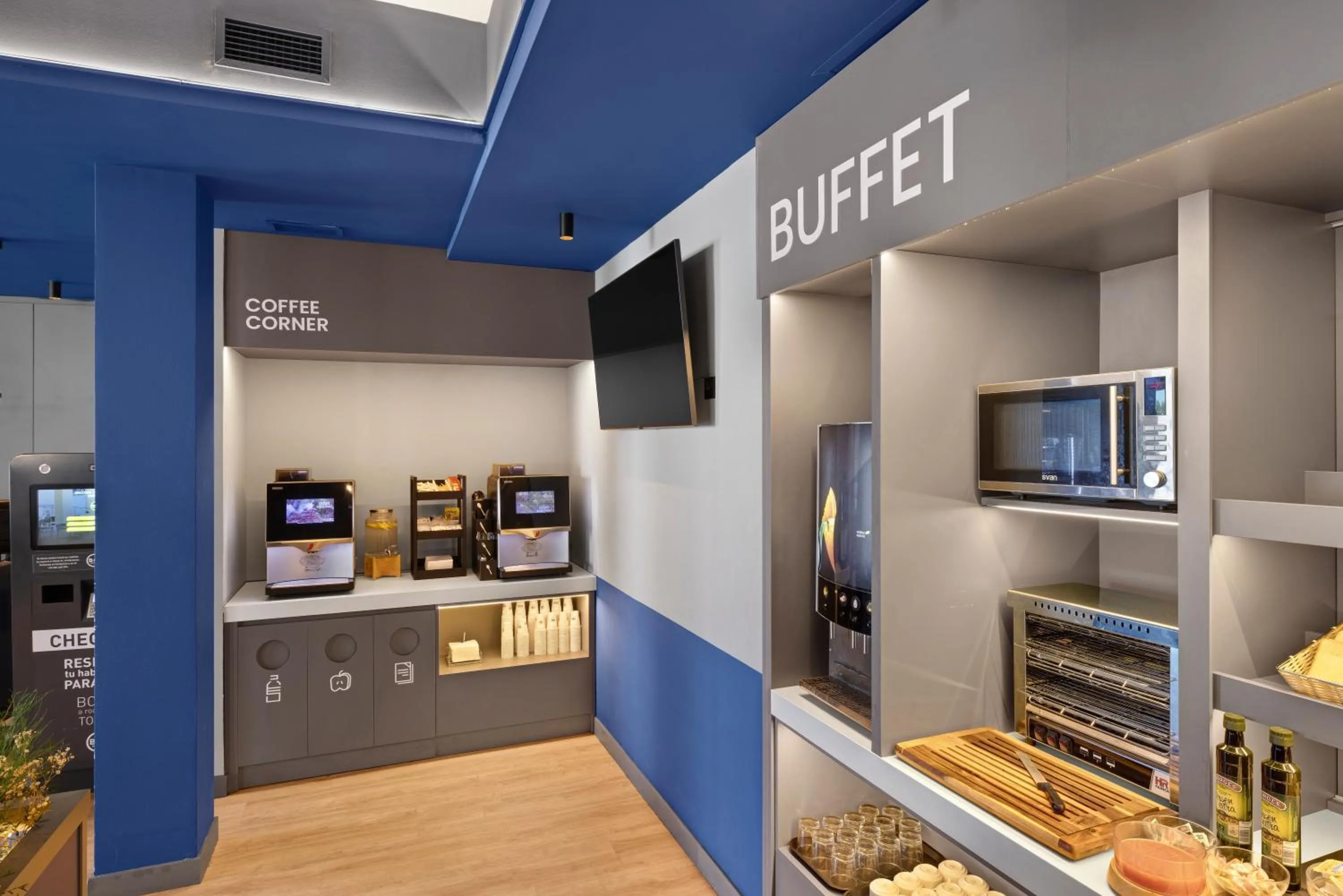 TV and multimedia in B&B HOTEL Girona 2