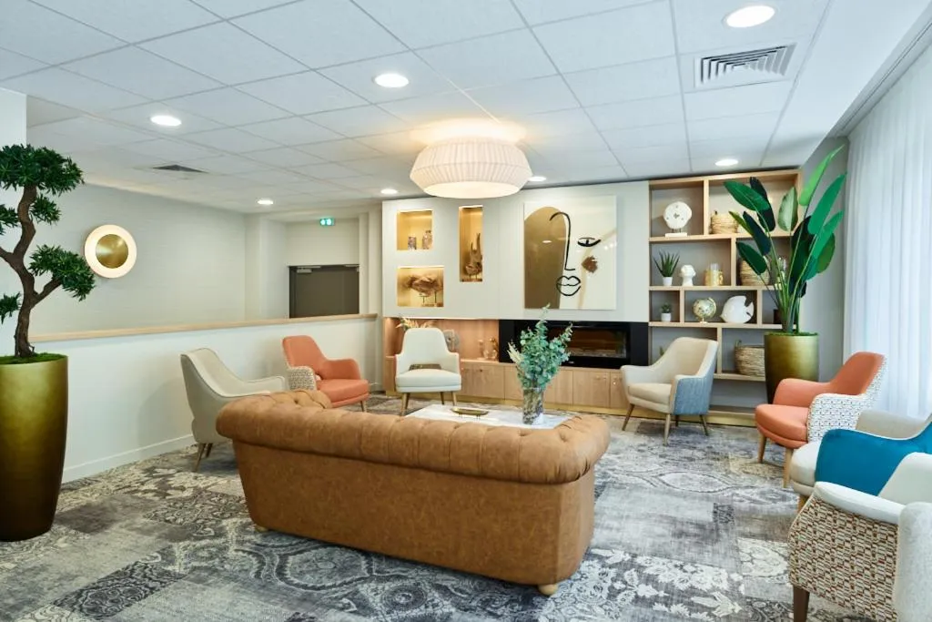 Communal lounge/ TV room in Zenao Appart'hôtels Suresnes