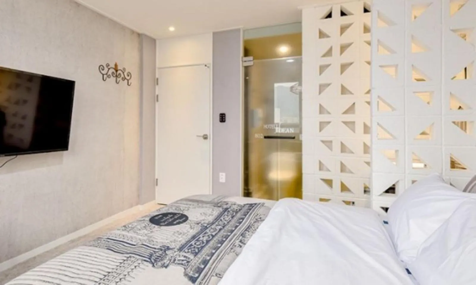 Bed in Changwon Dean Hotel