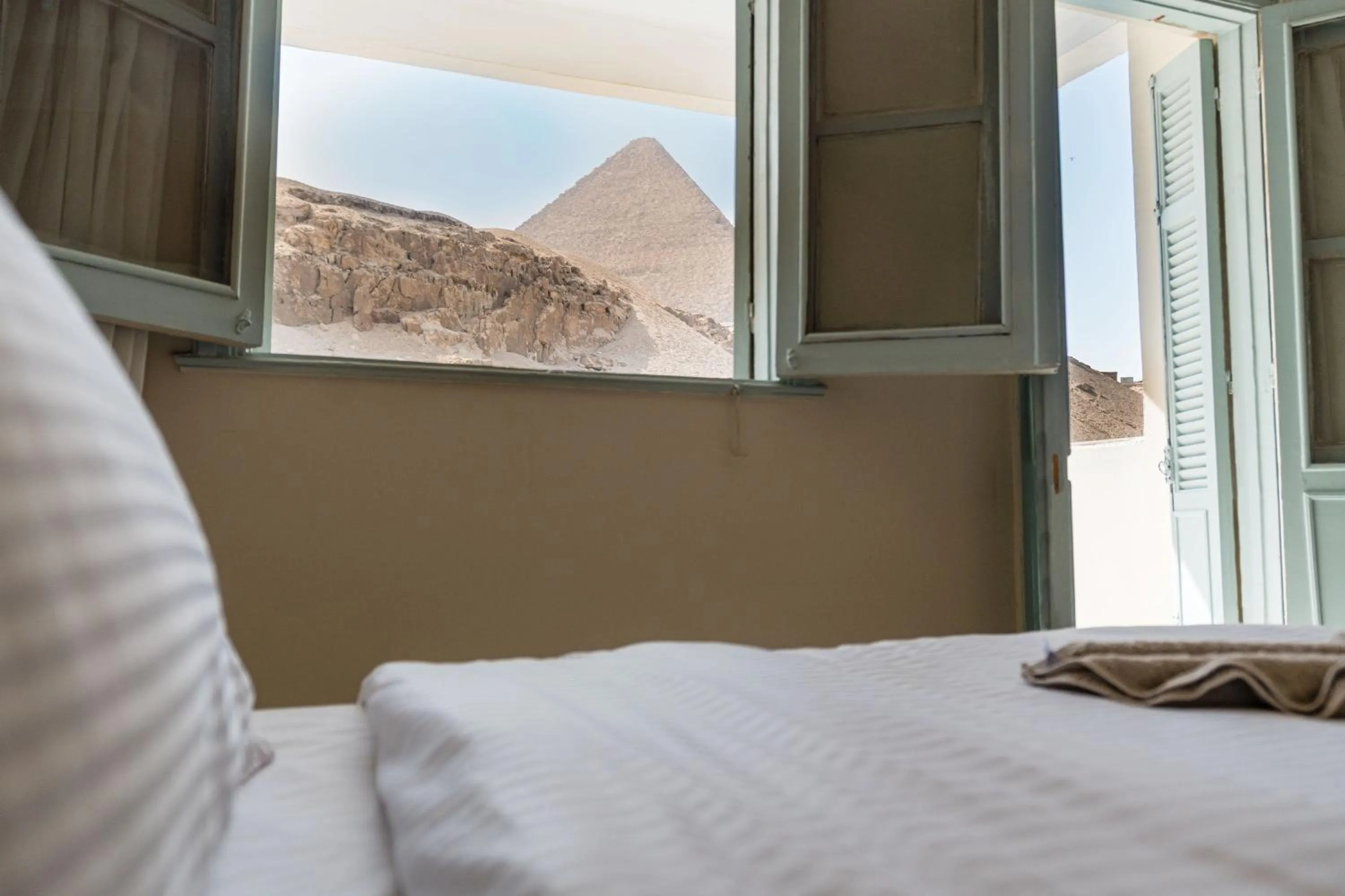 View (from property/room), Bed in Villa Khufu Pyramids Hotel