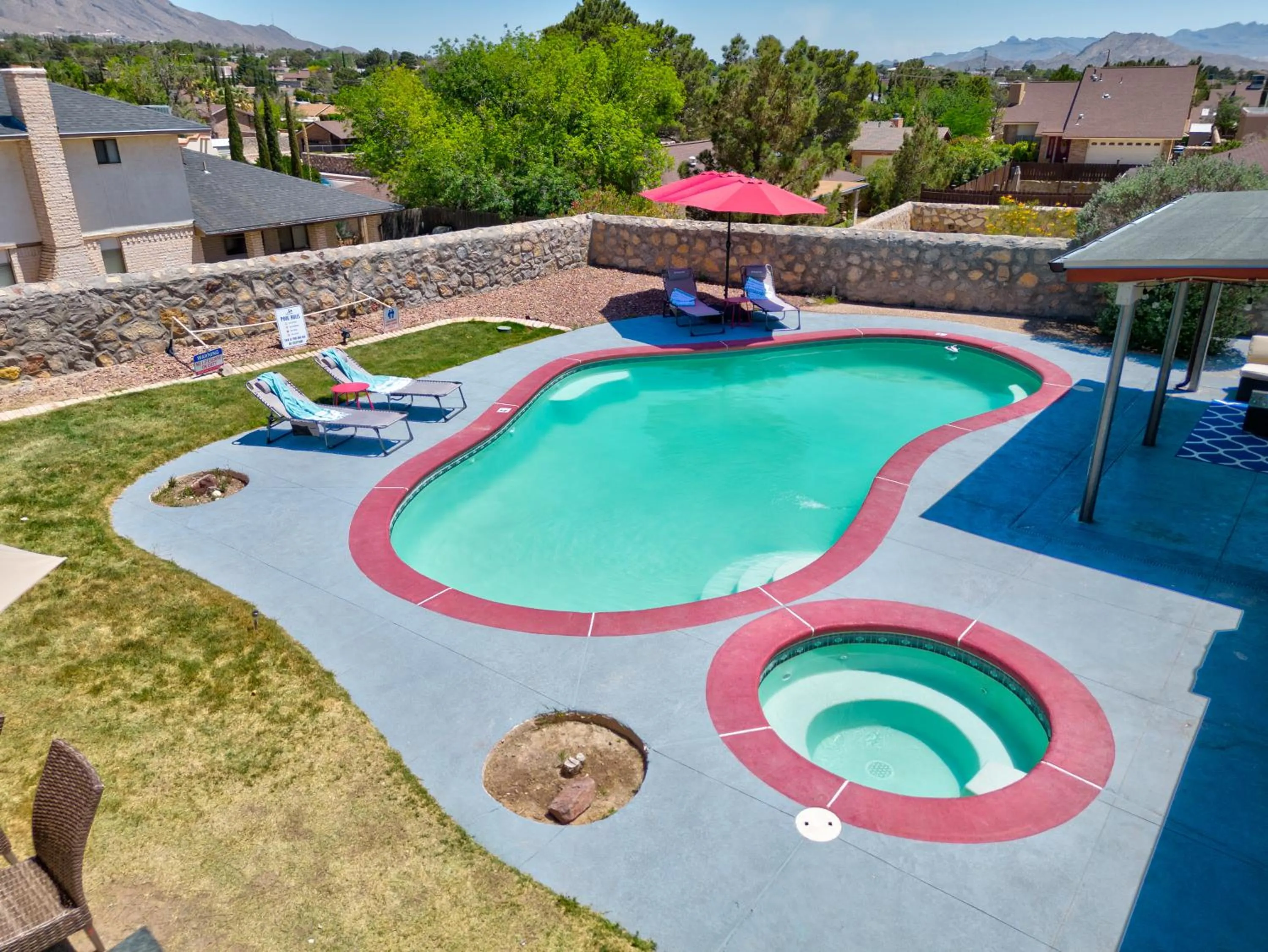 Home with Mountain View/Pool/Tub