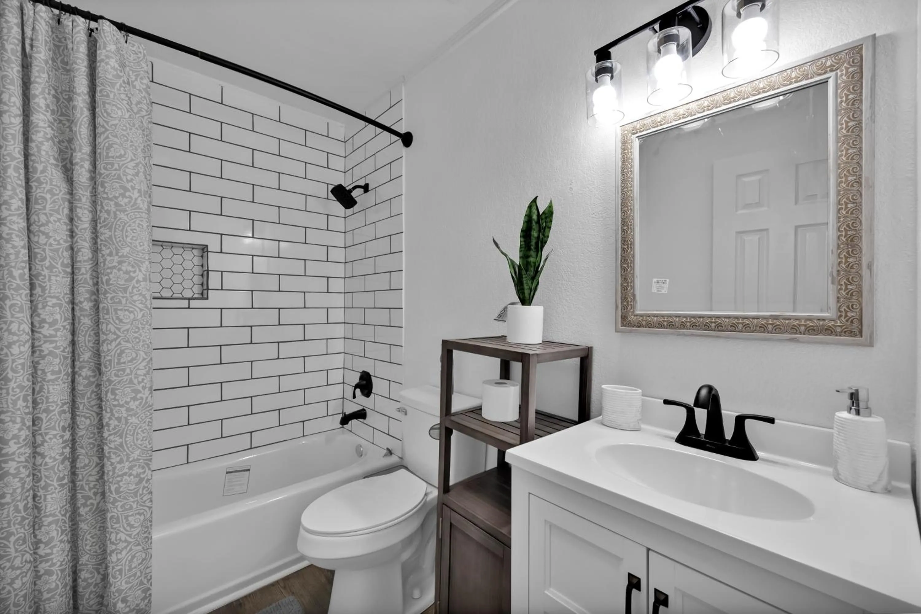 Toilet in Home with Mountain View/Pool/Tub