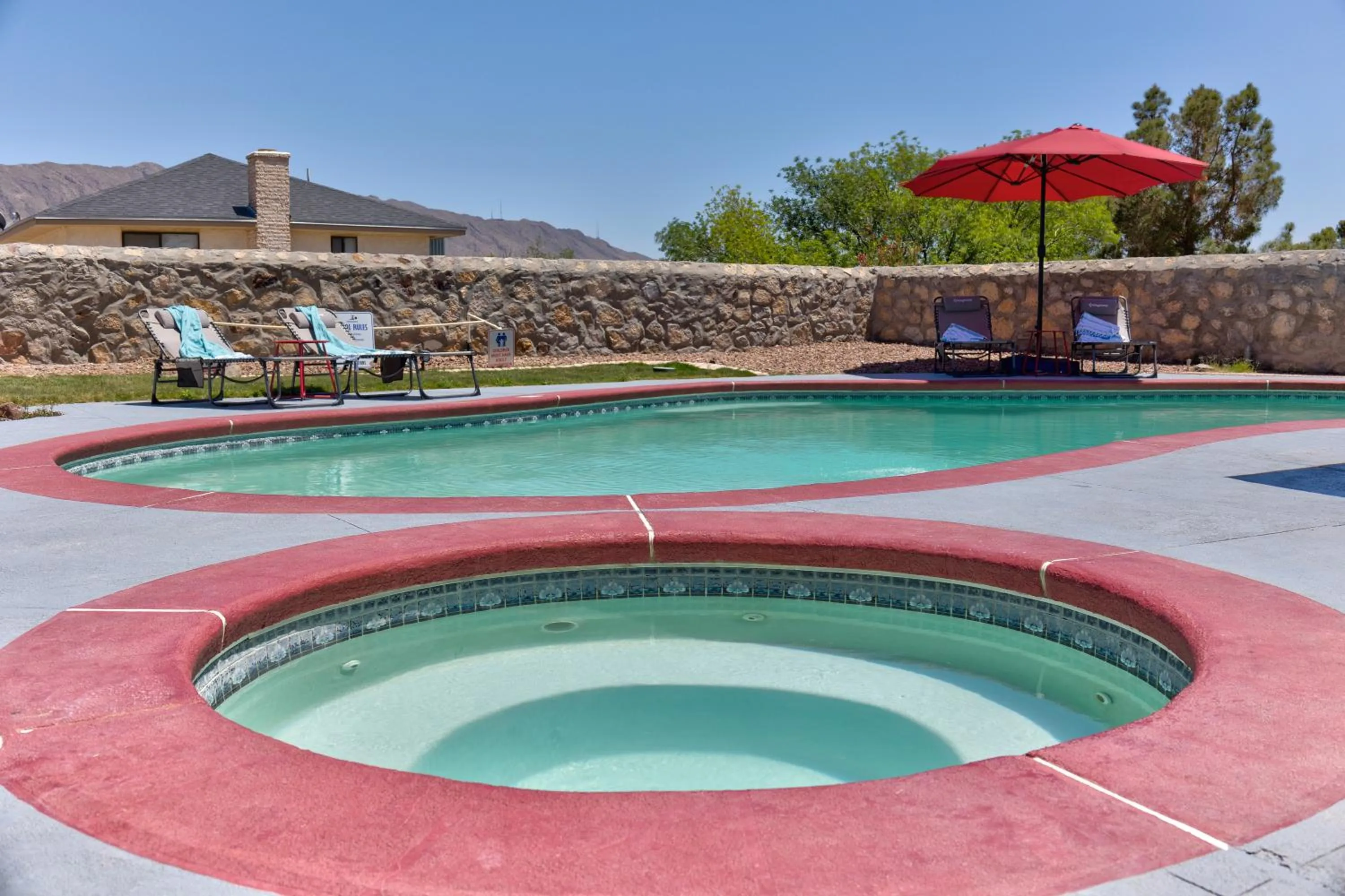 Home with Mountain View/Pool/Tub