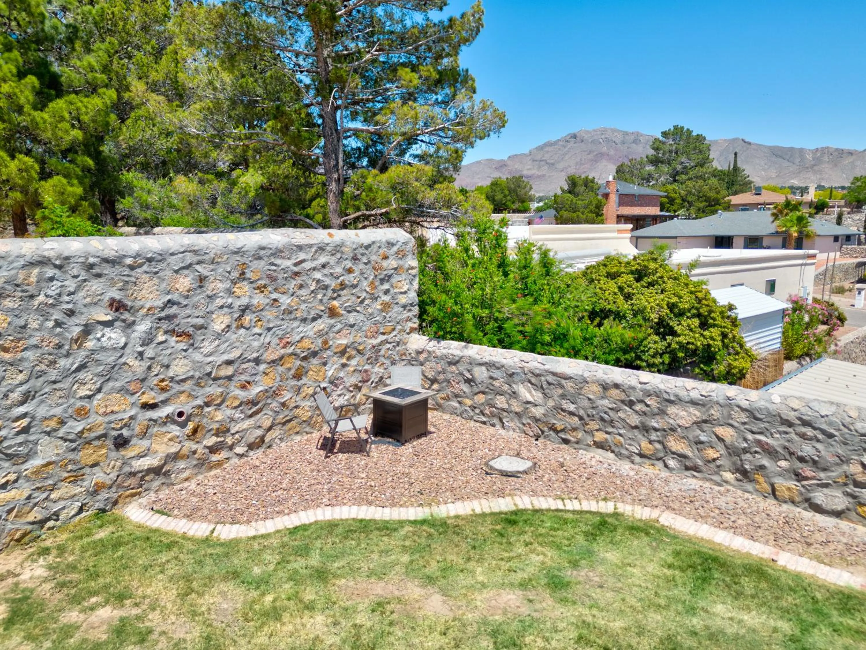 Home with Mountain View/Pool/Tub