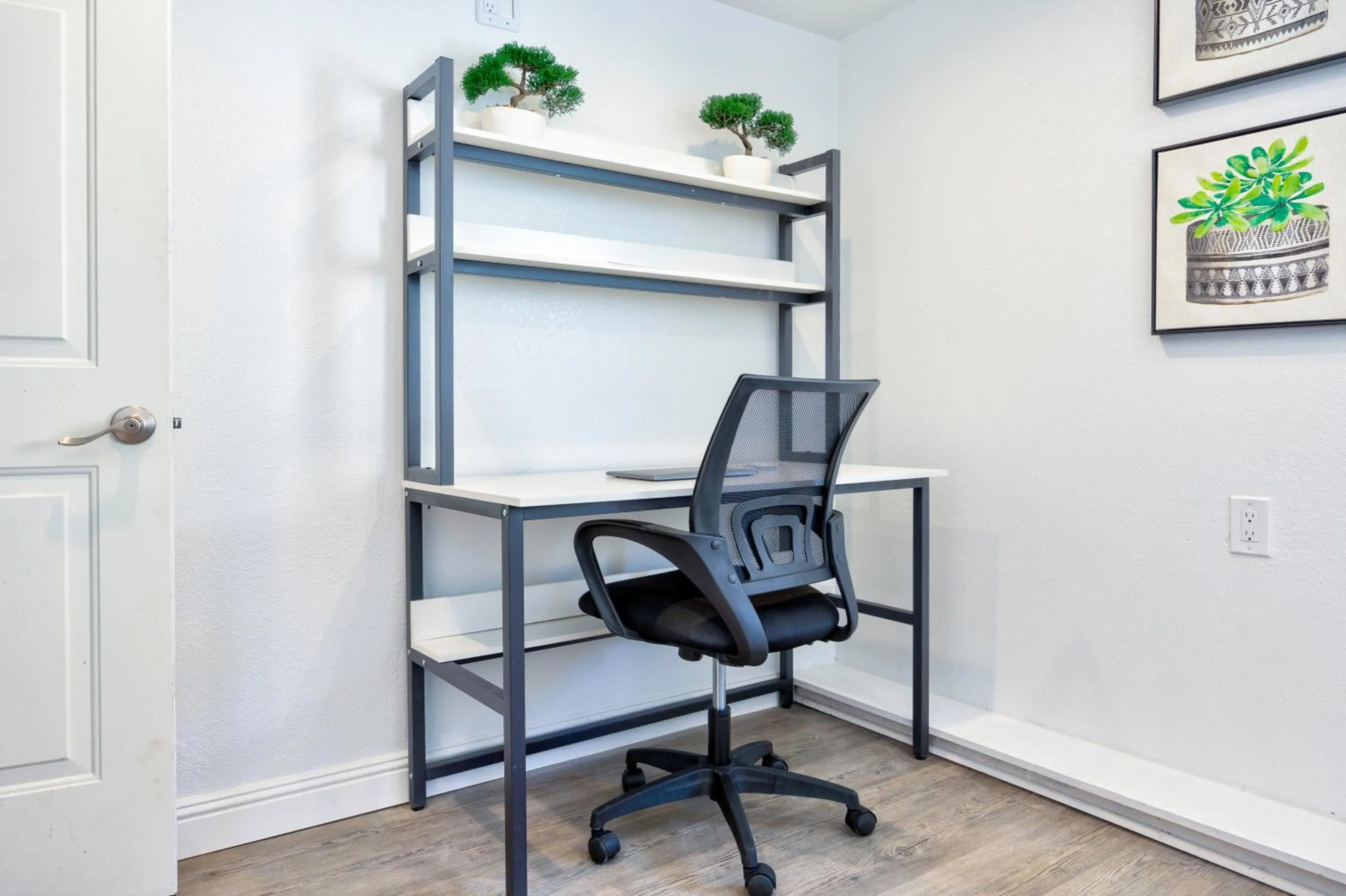 hair dresser in Home with Mountain View/Pool/Tub