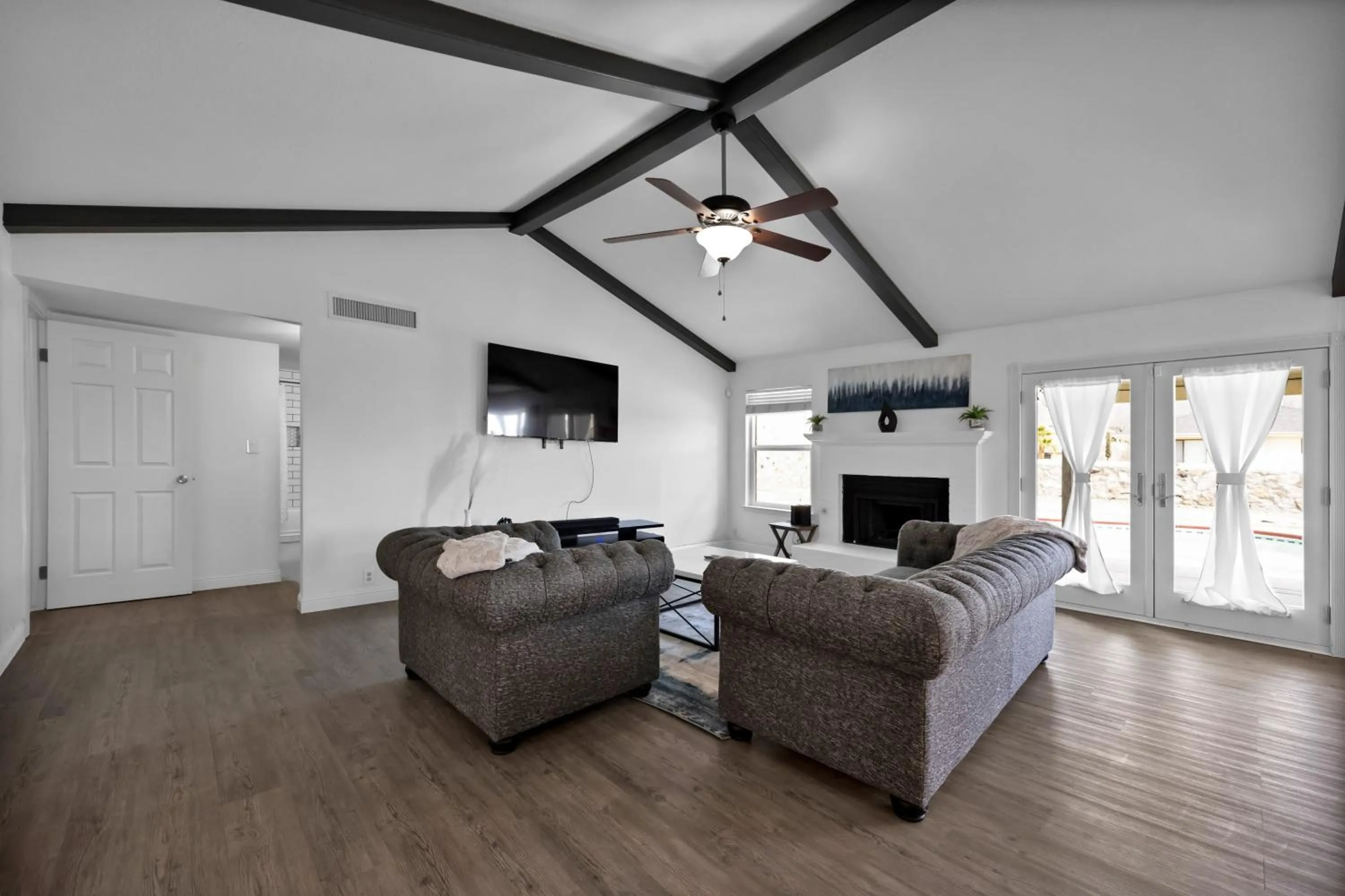 Communal lounge/ TV room in Home with Mountain View/Pool/Tub