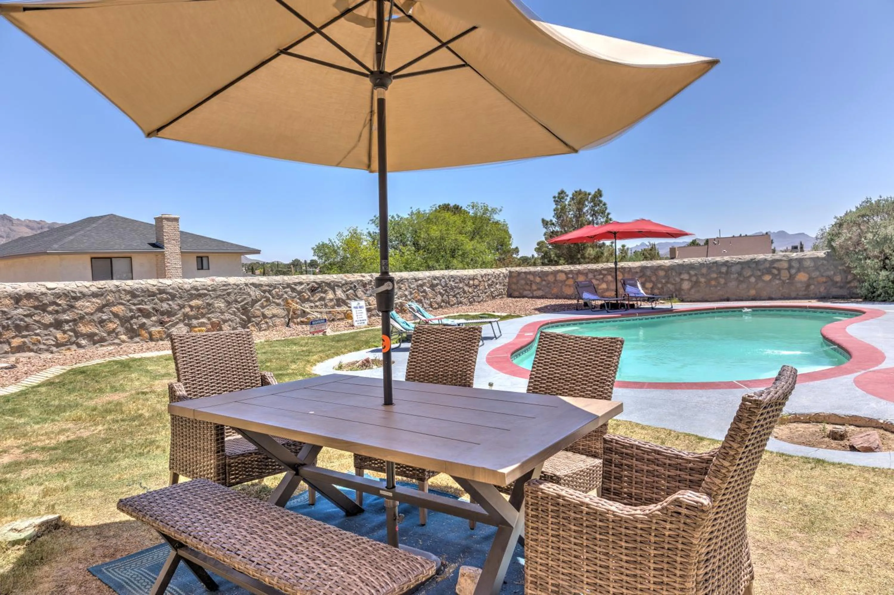 Home with Mountain View/Pool/Tub
