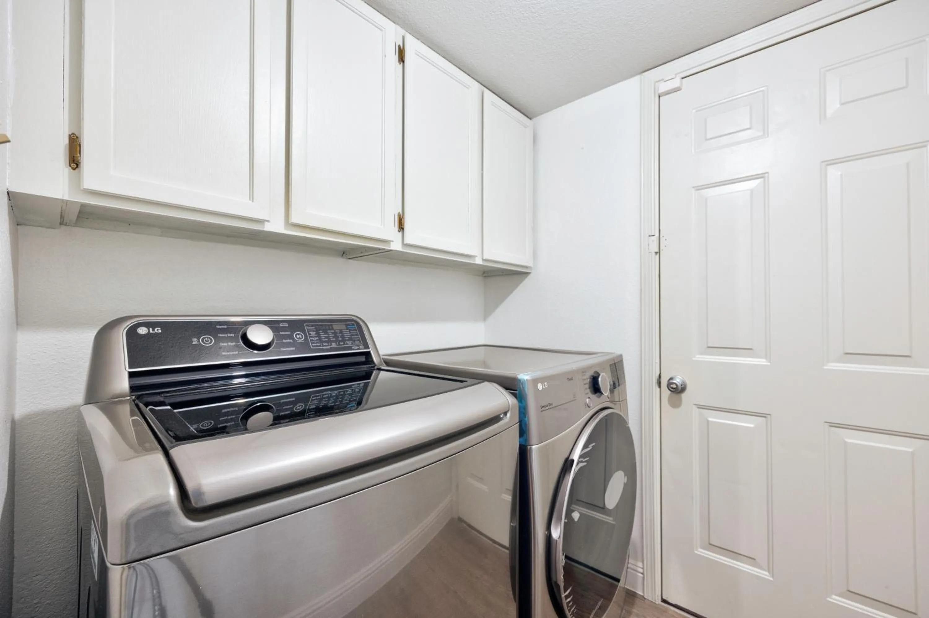 laundry in Home with Mountain View/Pool/Tub