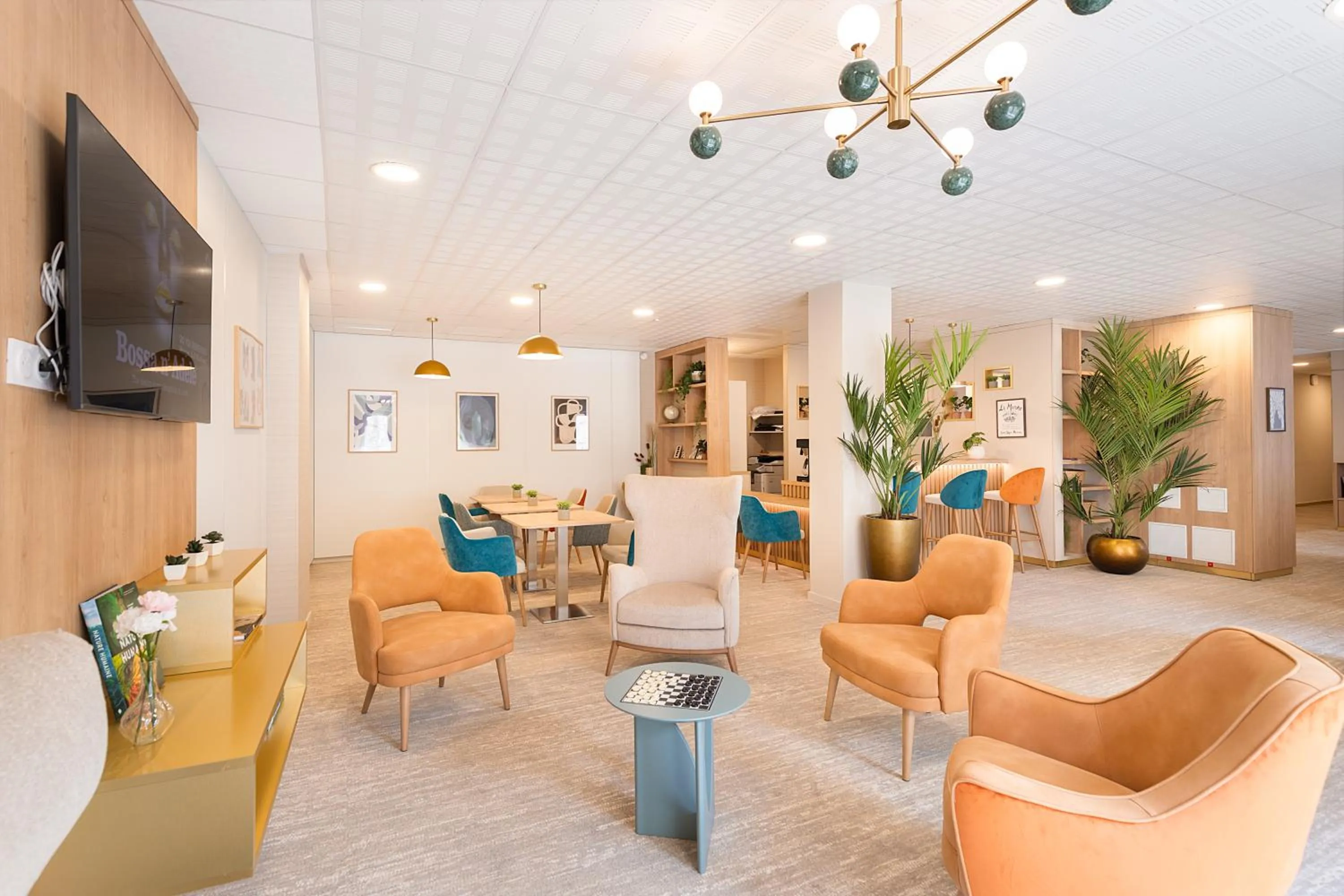 Communal lounge/ TV room in Zenao Appart'hôtels Le Raincy