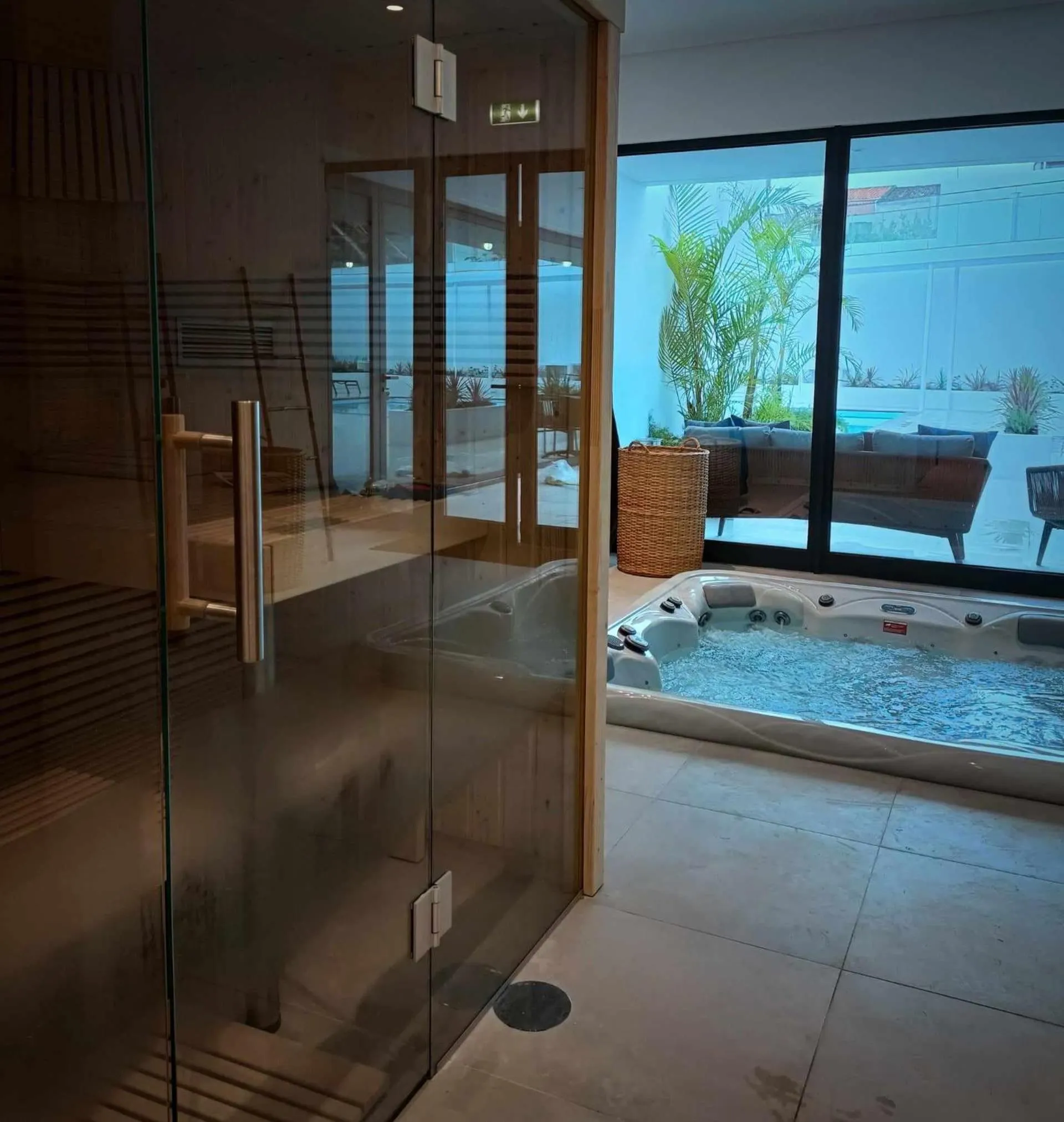 Hot Tub in Pêro Teive Bay Apartments Hotel