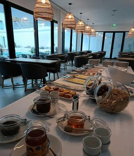 Restaurant/places to eat in Pêro Teive Bay Apartments Hotel