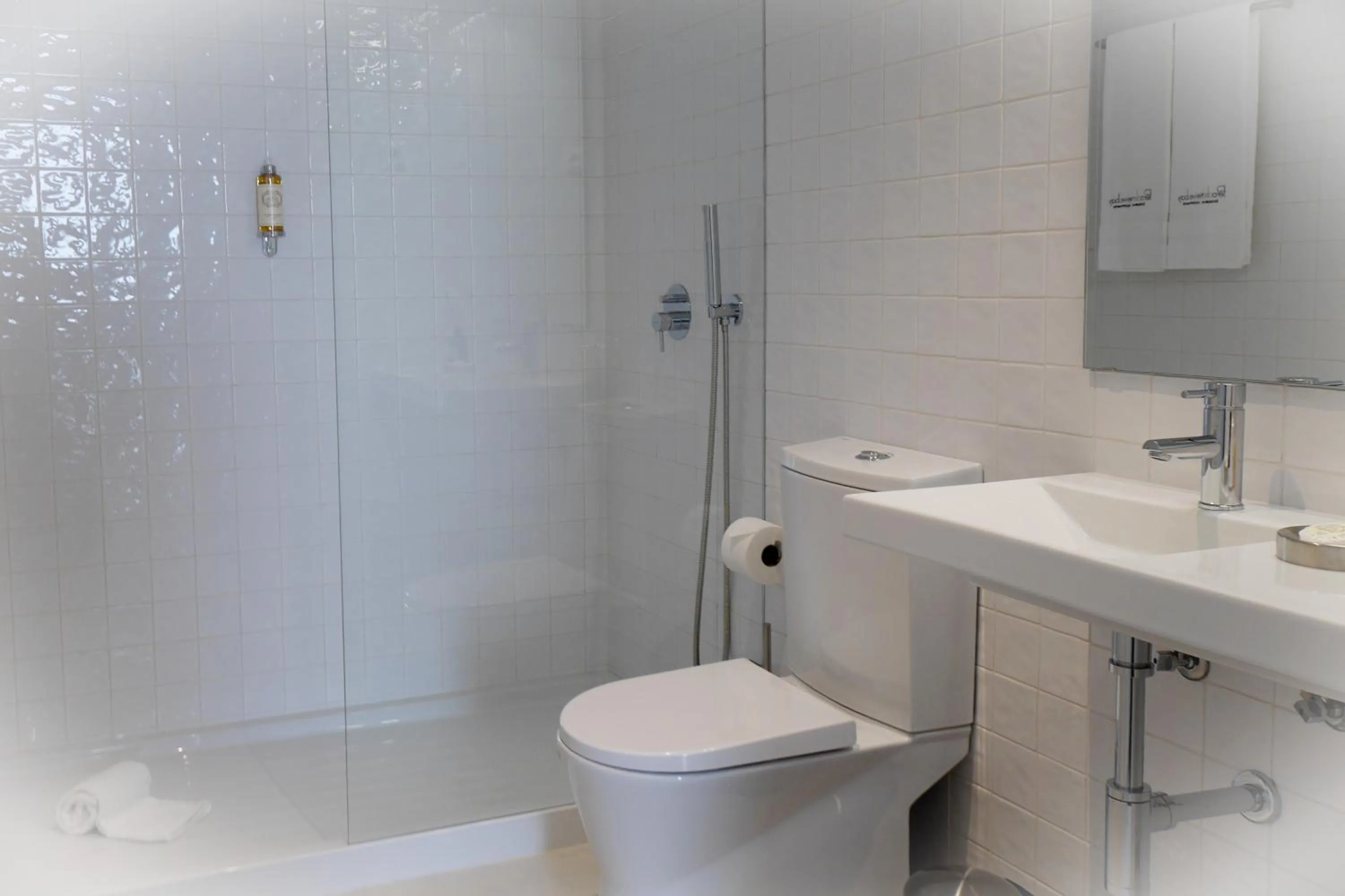 Shower in Pêro Teive Bay Apartments Hotel