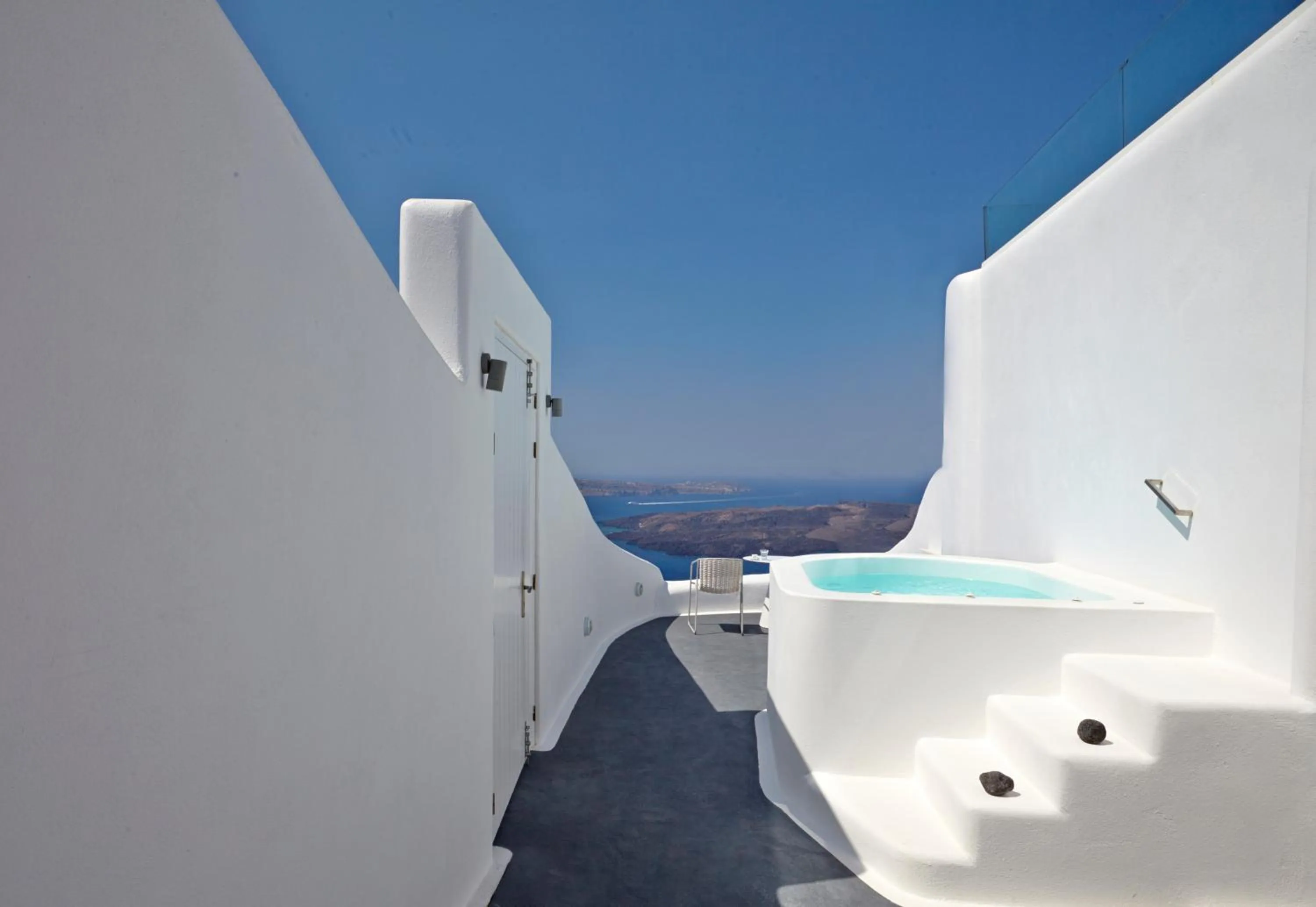 Hot Tub in Dreams Luxury Suites