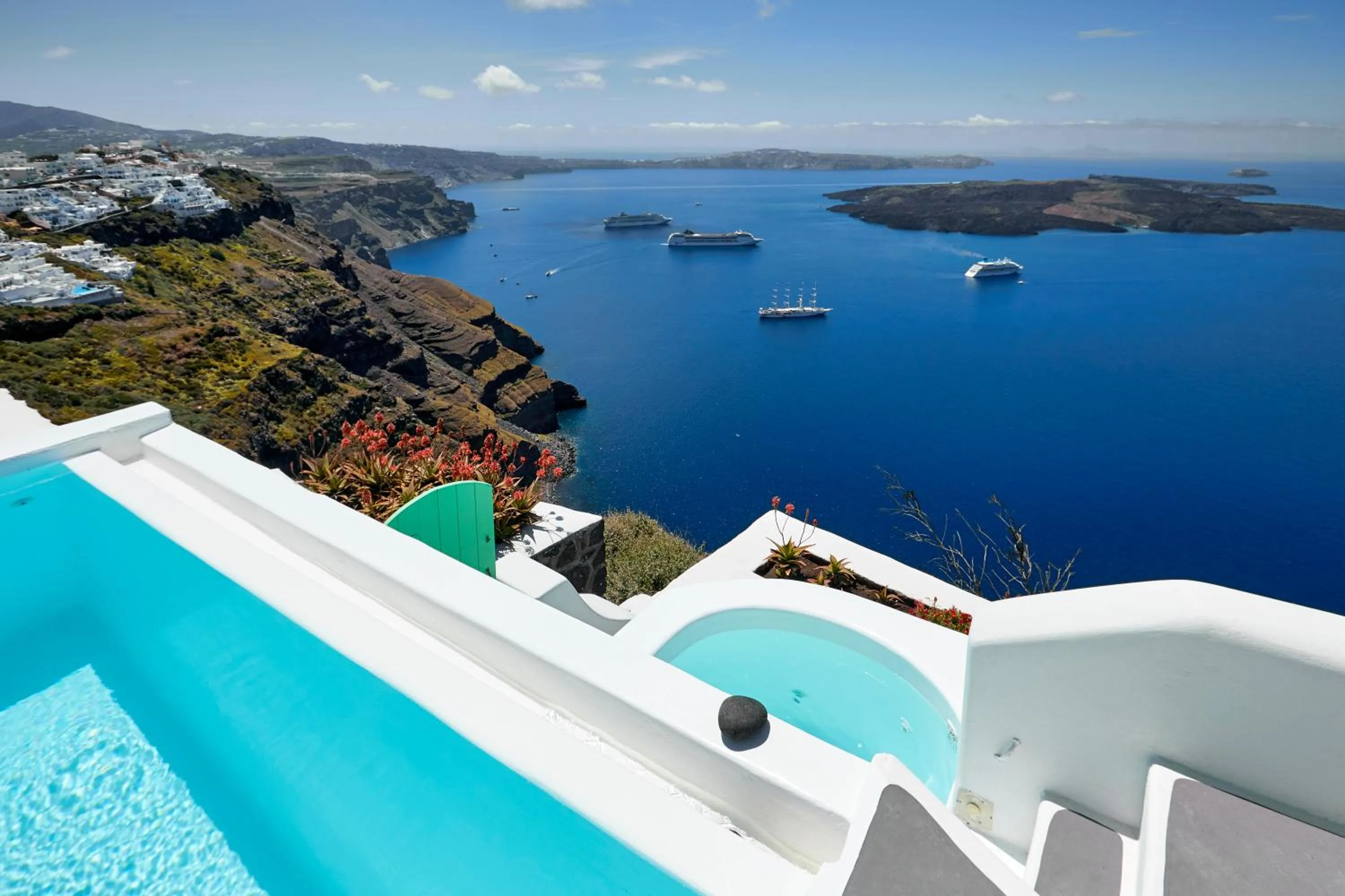 Hot Tub in Dreams Luxury Suites