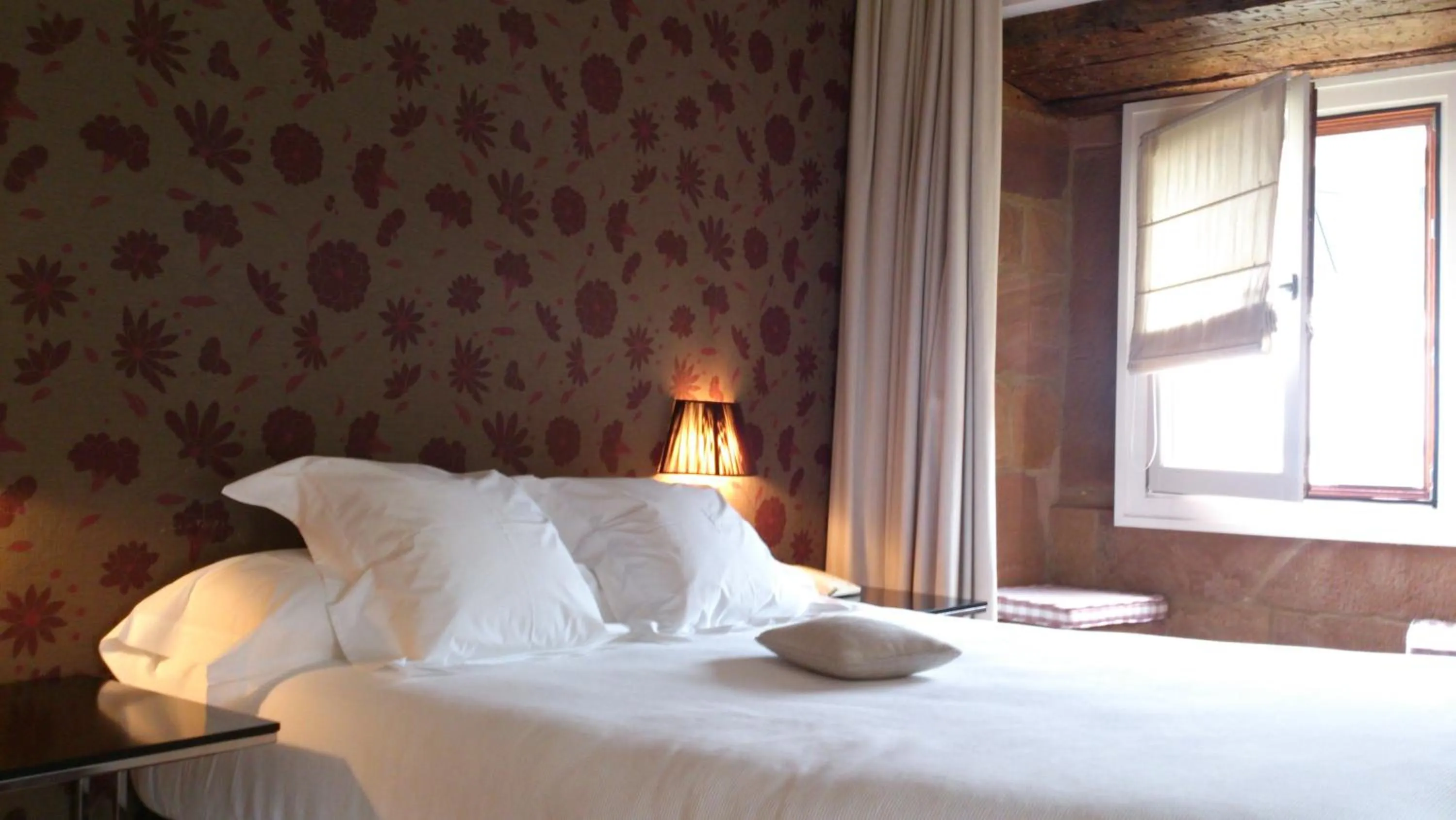 Balcony/Terrace, Bed in Hotel Palacio Muñatones