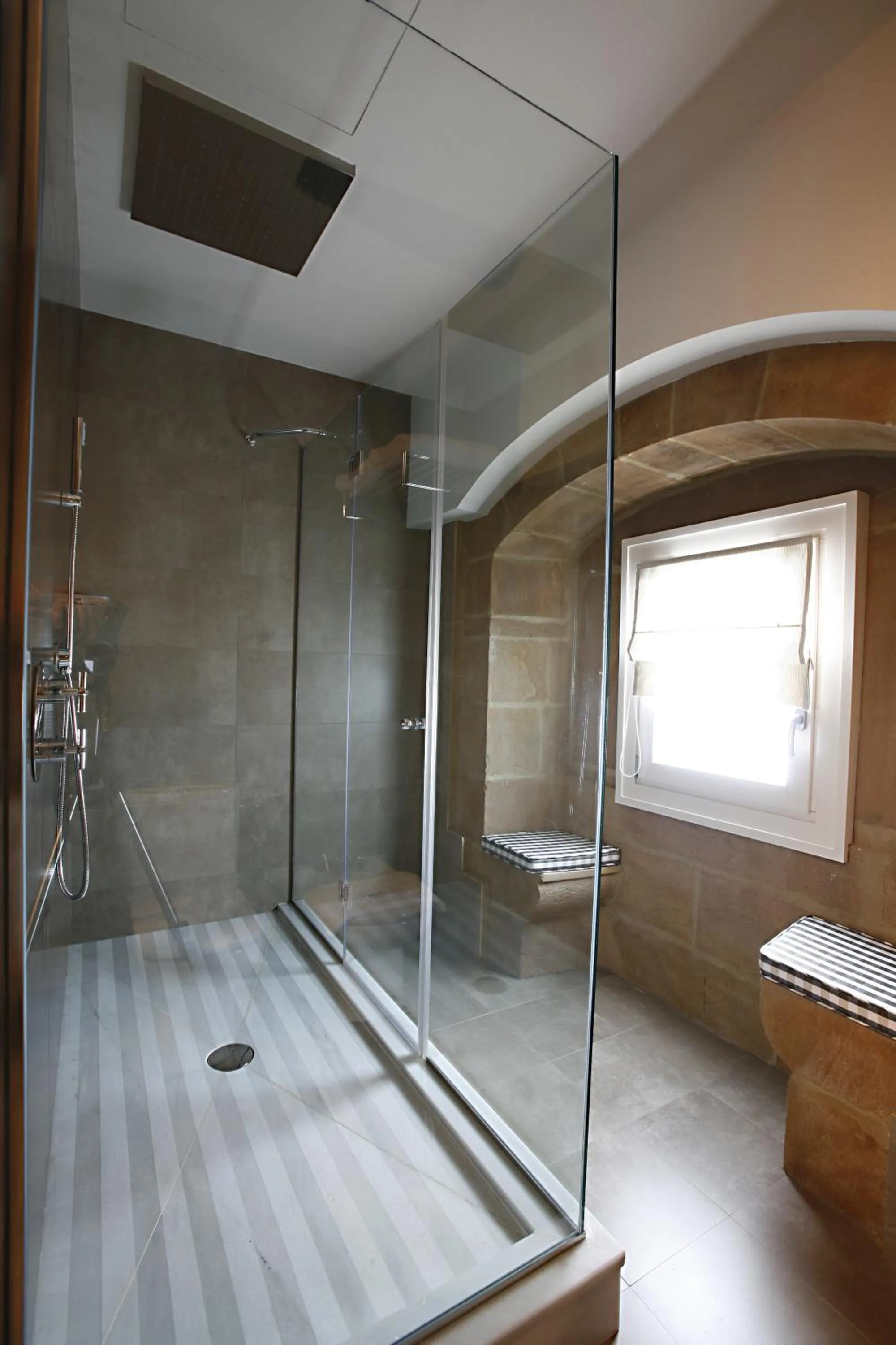 Shower in Hotel Palacio Muñatones