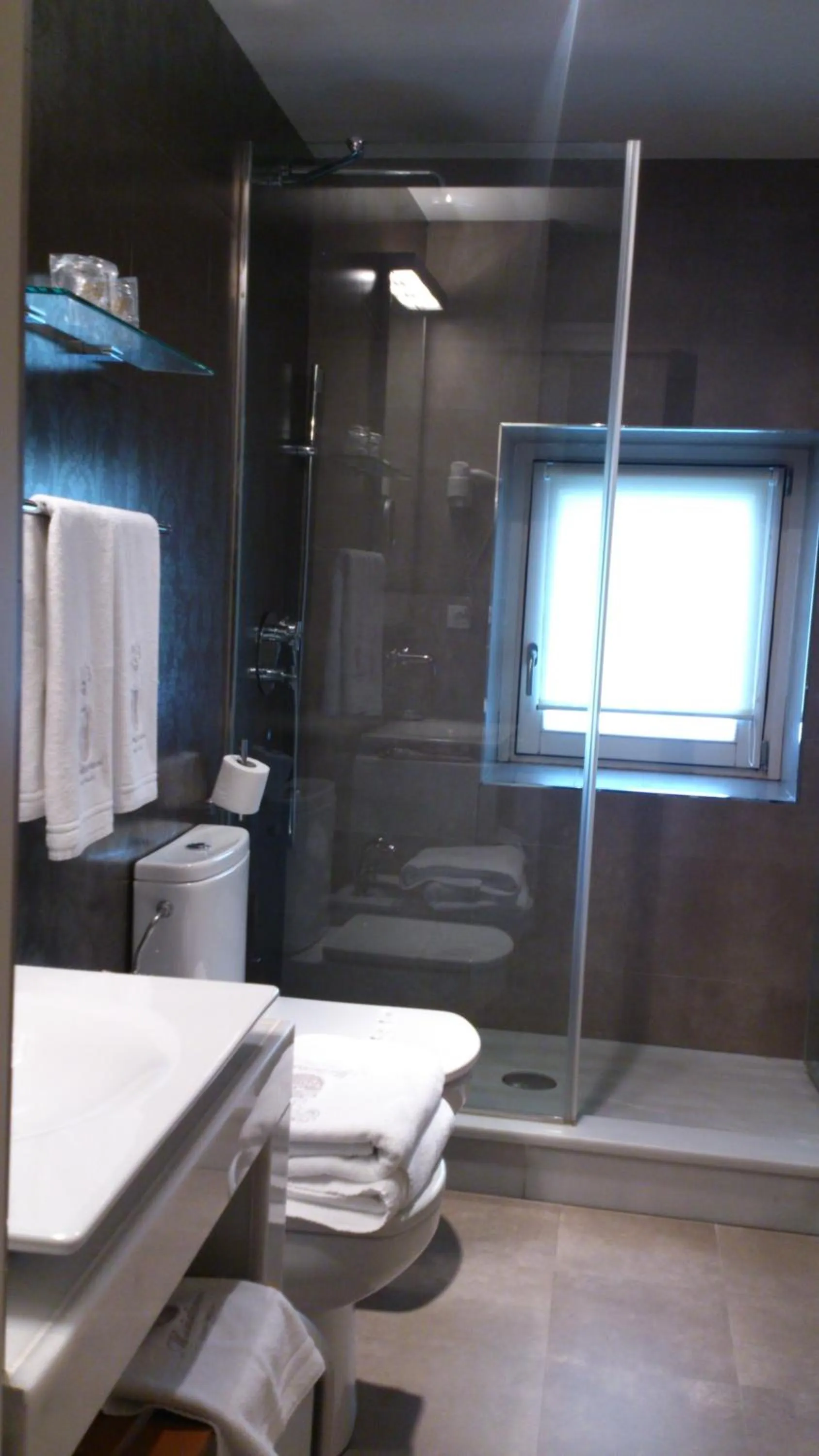 Shower in Hotel Palacio Muñatones