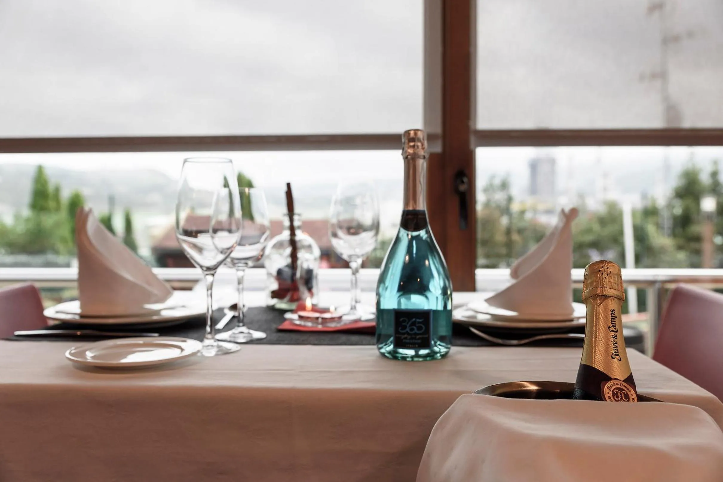 Restaurant/places to eat in Hotel Palacio Muñatones