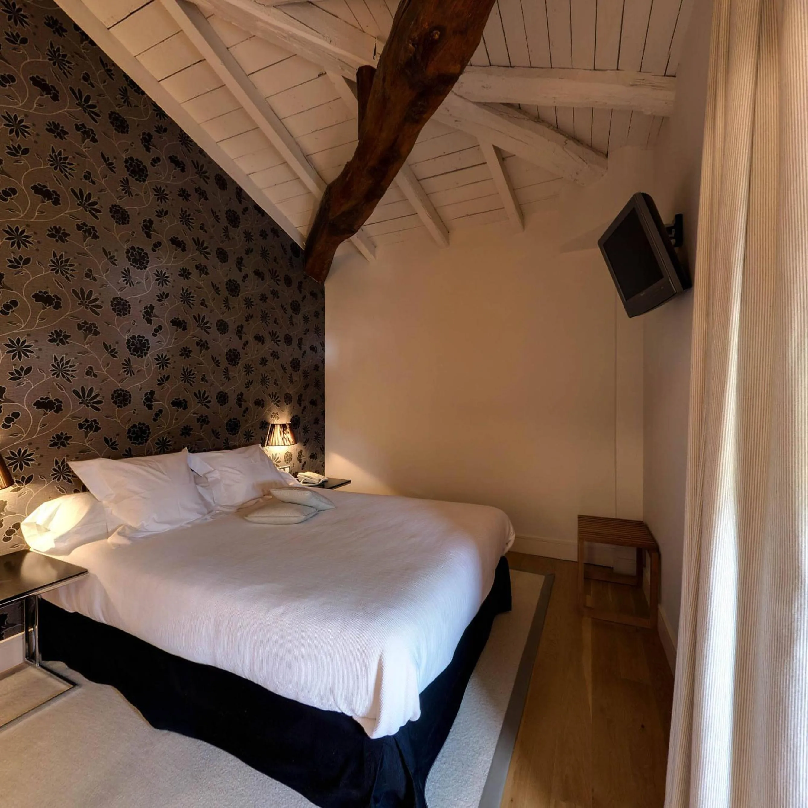 Bed in Hotel Palacio Muñatones