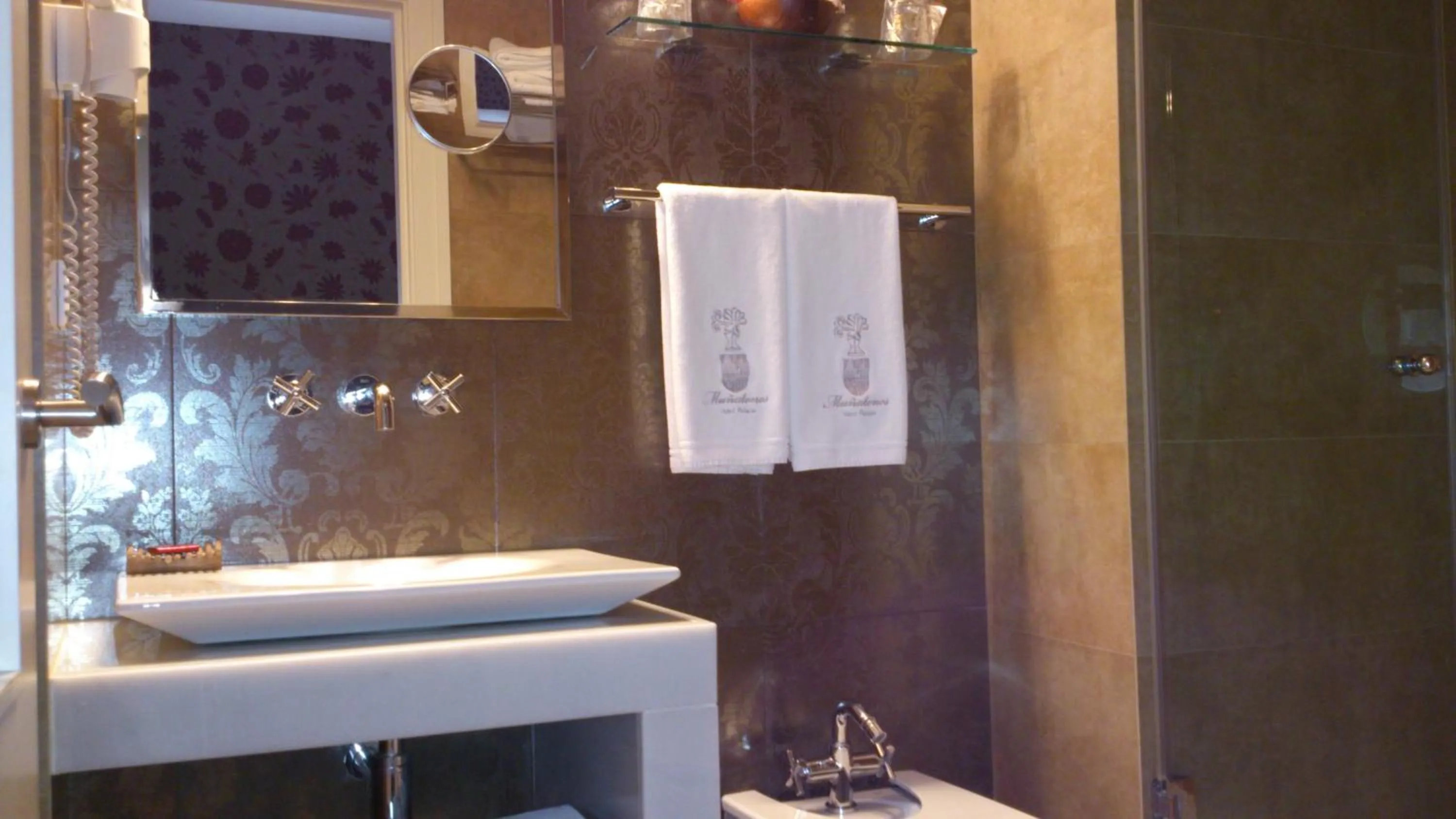 Shower in Hotel Palacio Muñatones