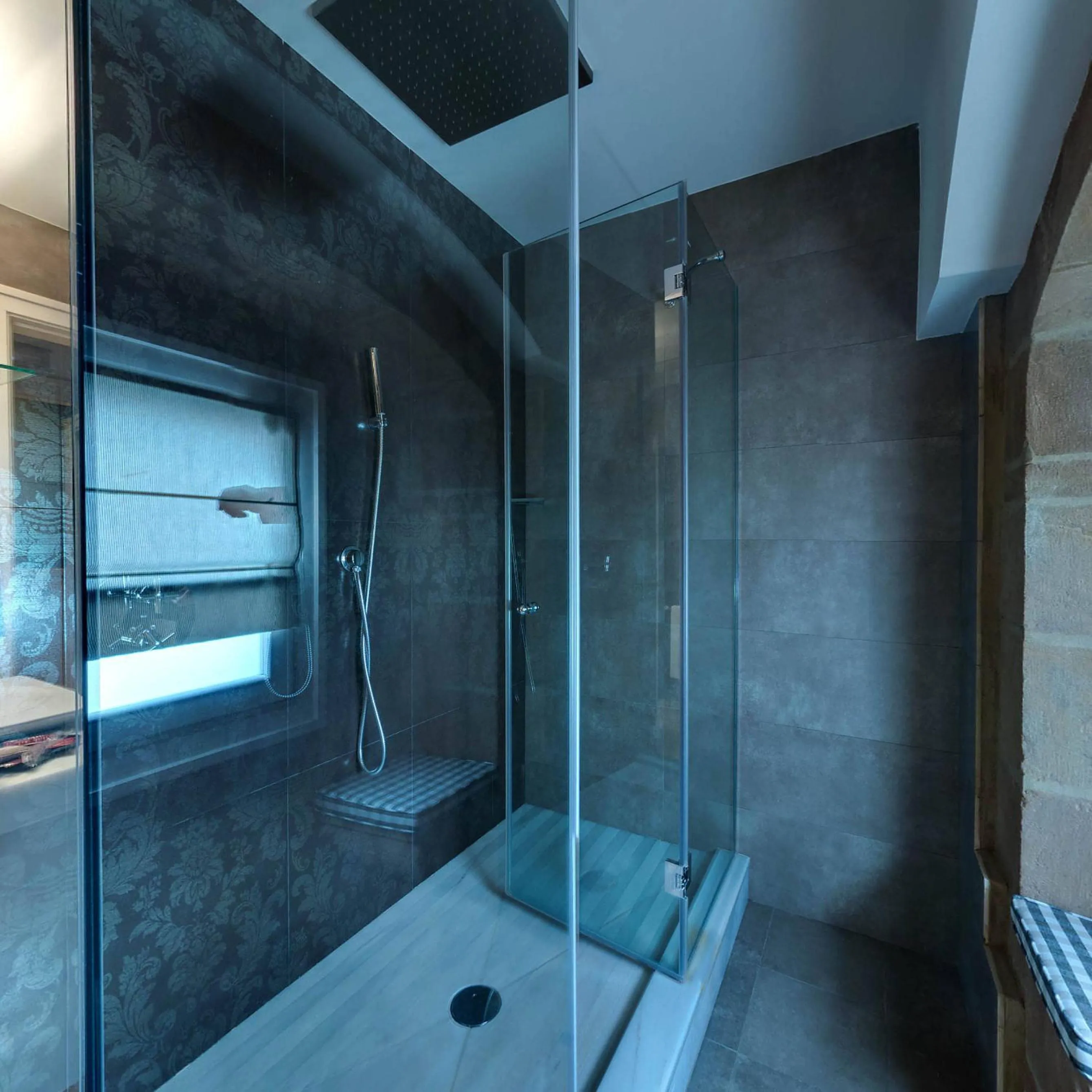 Shower in Hotel Palacio Muñatones