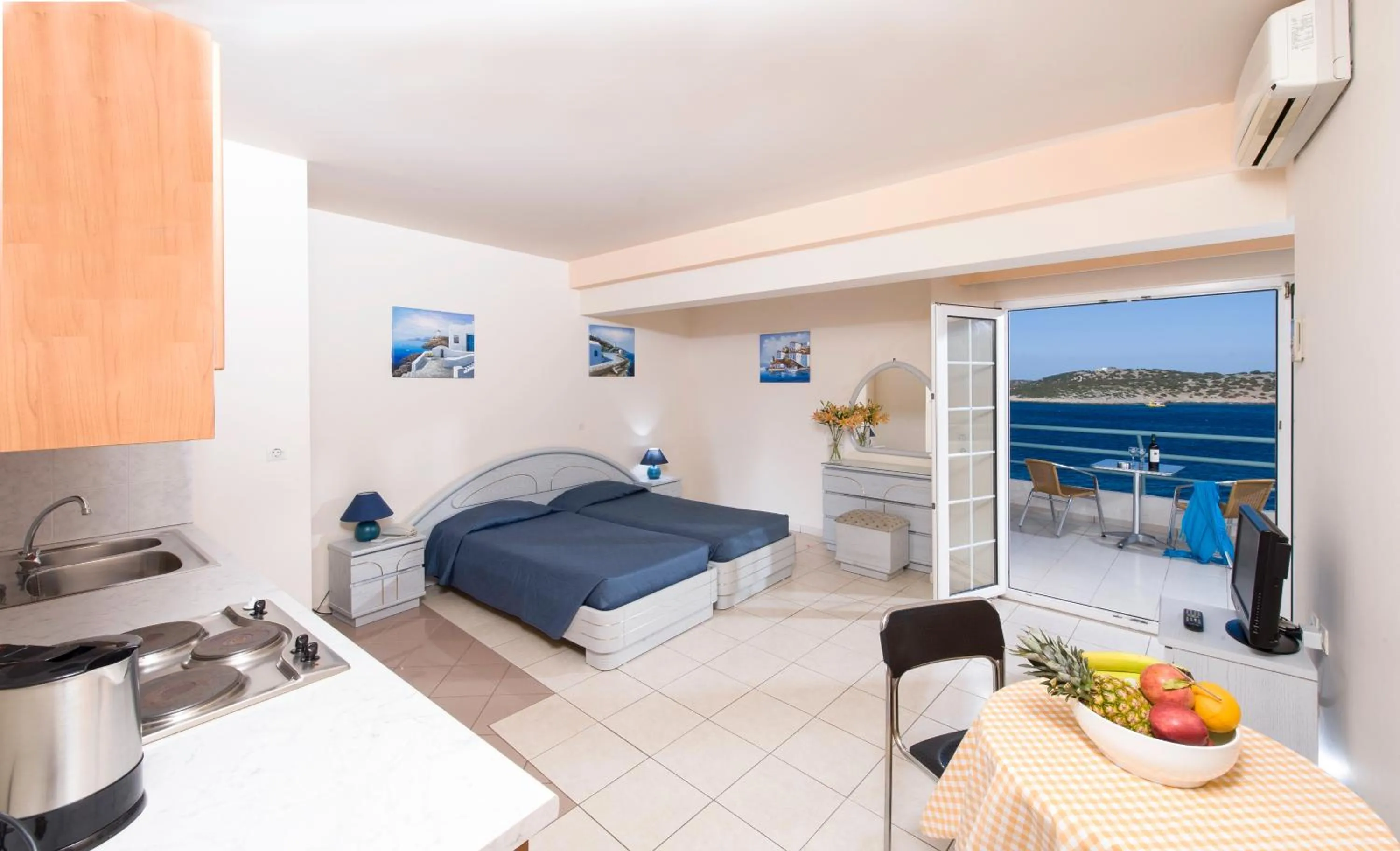 Photo of the whole room, Bed in Creta Hotel